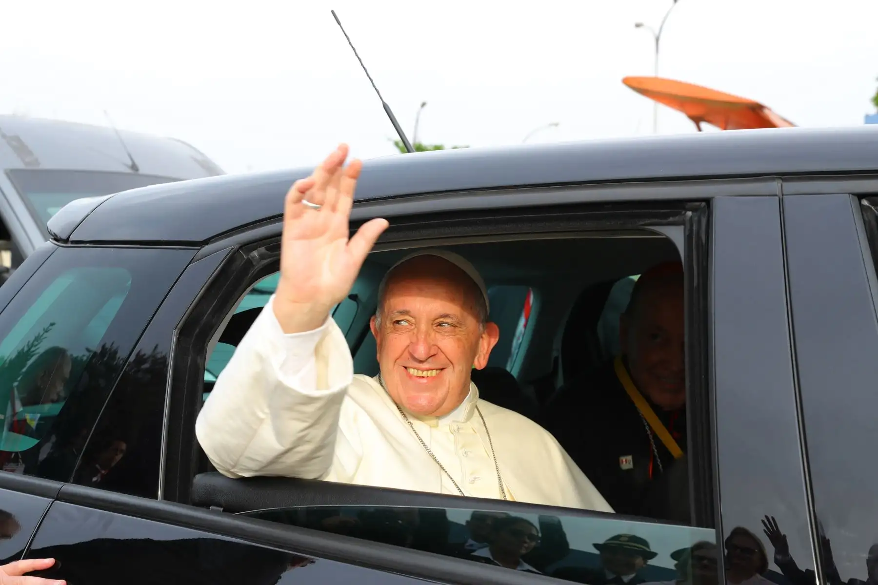 LIMA PERÚ – ENERO 18. Papa Francisco saluda a los fieles durante su primer recorrido por la ciudad de Lima. Foto:ANDINA/Prensa Presidencia