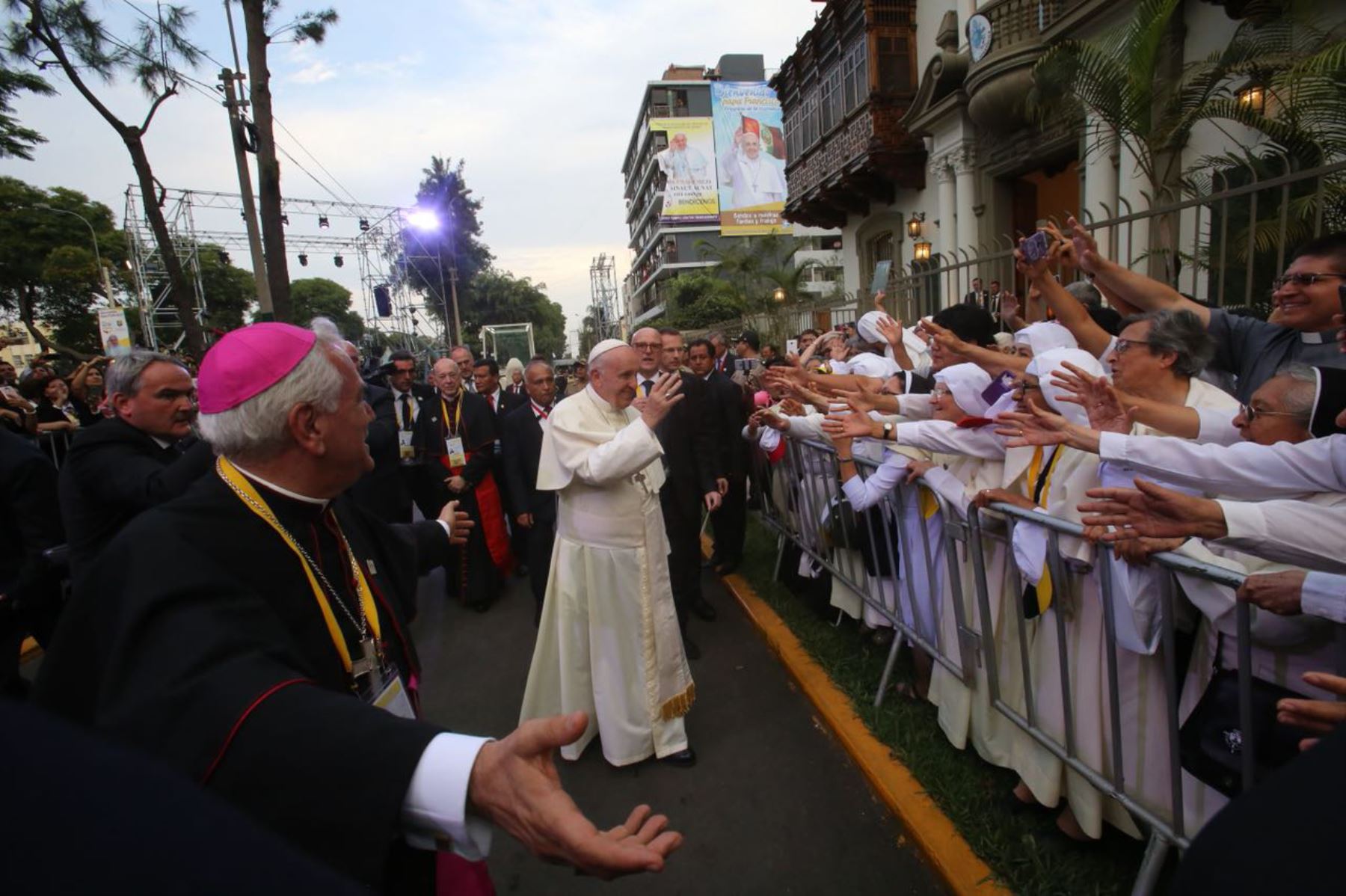 Al llegar a la Nunciatura, el Papa Francisco saludó a los fieles que los esperaban en el lugar. ANDINA/Cesar Garcia