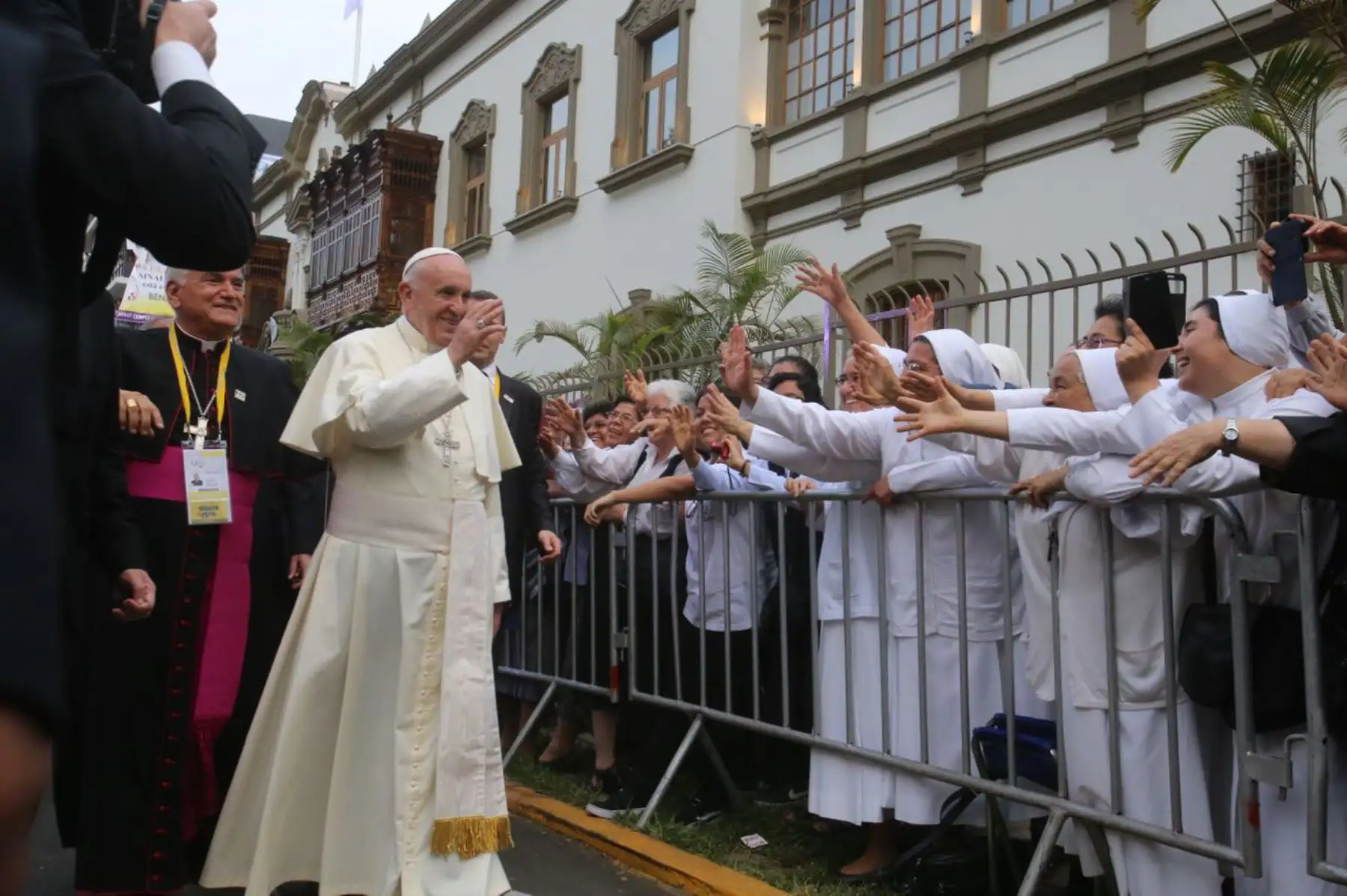 Al llegar a la Nunciatura, el Papa Francisco saludó a los fieles que los esperaban en el lugar. ANDINA/Cesar Garcia