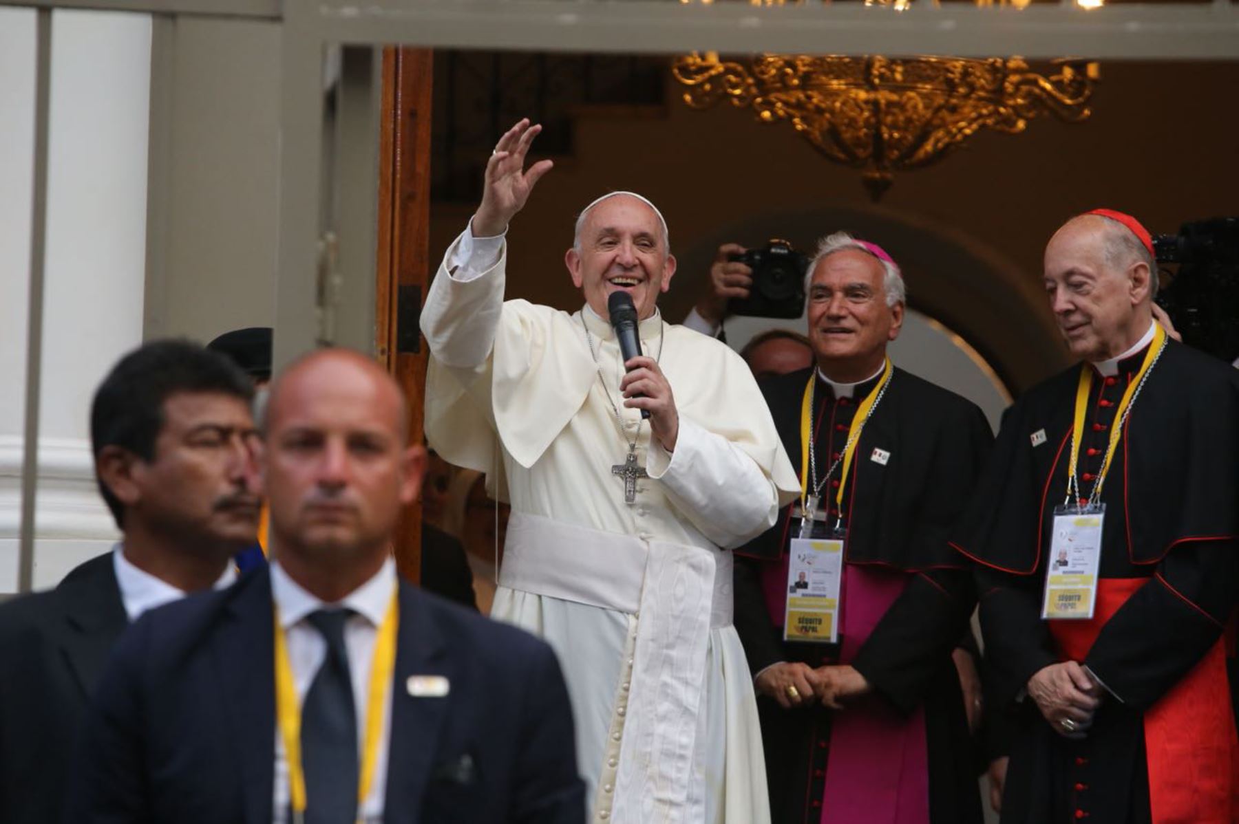 Al llegar a la Nunciatura, el Papa Francisco saludó a los fieles que los esperaban en el lugar. ANDINA/Cesar Garcia
