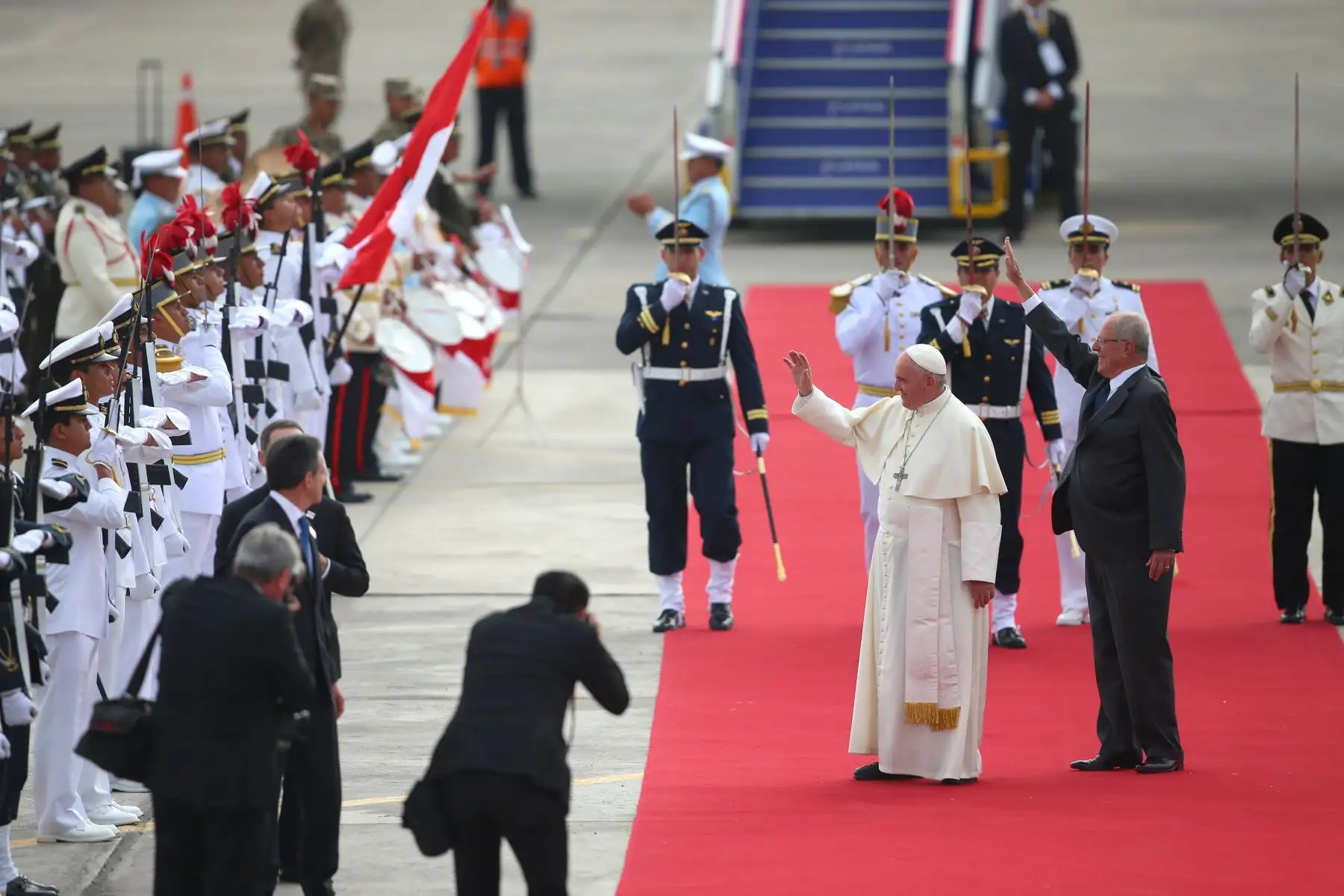 LIMA PERÚ - ENERO 18. Presidente Kuczynski y Primera Dama, Nancy Lange reciben al Papa Francisco. Foto: ANDINA/Prensa Presidencia
