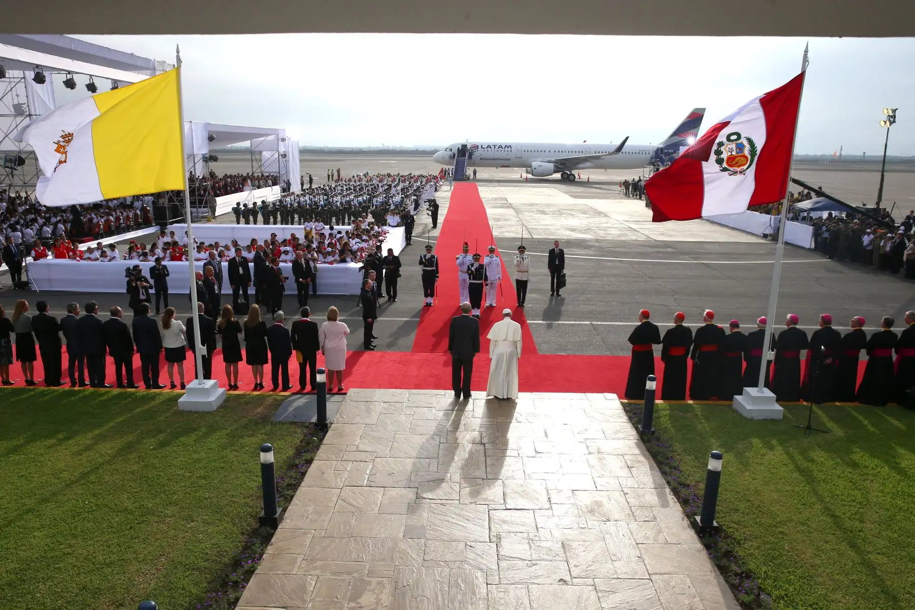 LIMA PERÚ - ENERO 18. Presidente Kuczynski y Primera Dama, Nancy Lange reciben al Papa Francisco. Foto: ANDINA/Prensa Presidencia