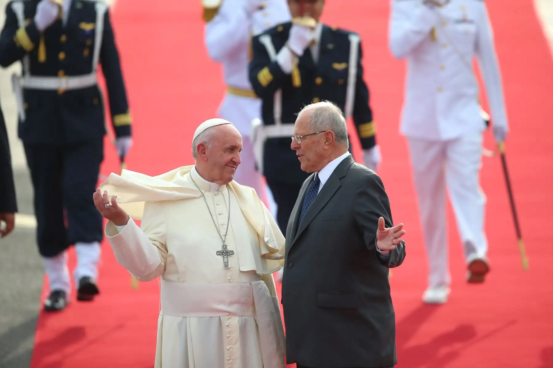 LIMA PERÚ - ENERO 18. Presidente Kuczynski y Primera Dama, Nancy Lange reciben al Papa Francisco. Foto: ANDINA/Prensa Presidencia