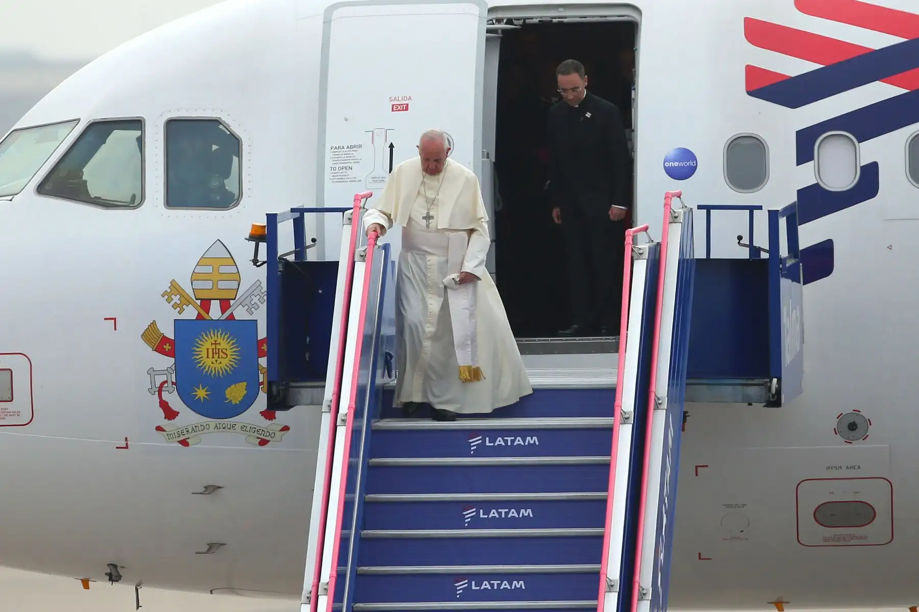 LIMA PERÚ - ENERO 18. Presidente Kuczynski y Primera Dama, Nancy Lange reciben al Papa Francisco. Foto: ANDINA/Prensa Presidencia