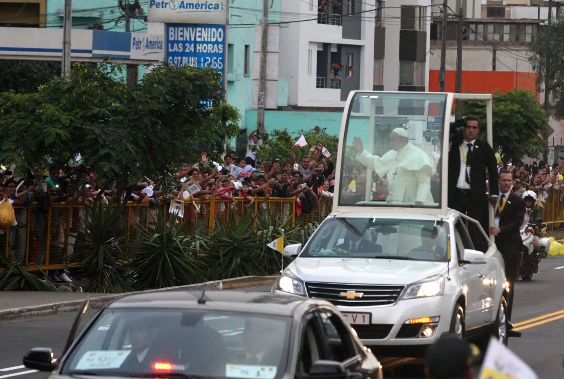 LIMA,PERÚ-ENERO 18.Papa Francisco en su recorrido por la avenida Brasil.Foto:ANDINA/Héctor Vinces.