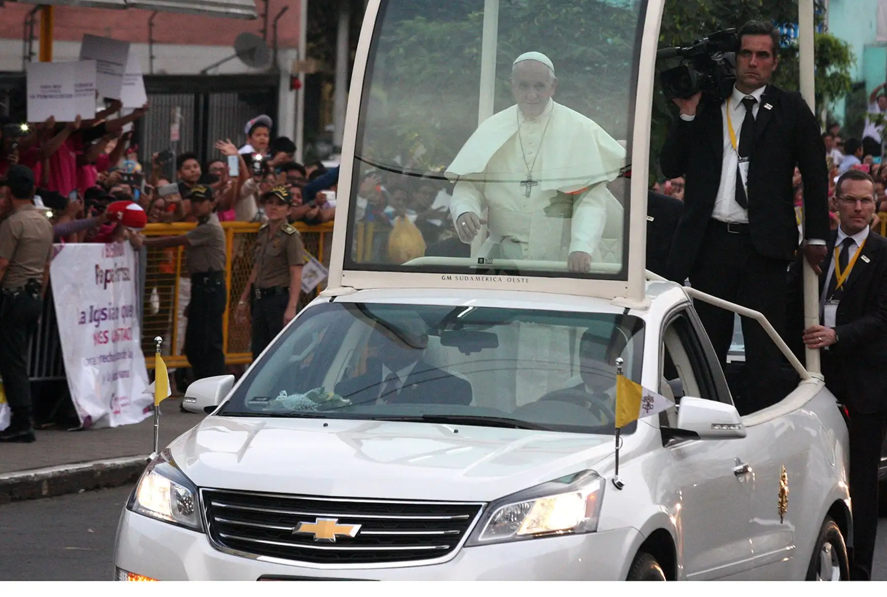 LIMA,PERÚ-ENERO 18.Papa Francisco en su recorrido por la avenida Brasil.Foto:ANDINA/Héctor Vinces.