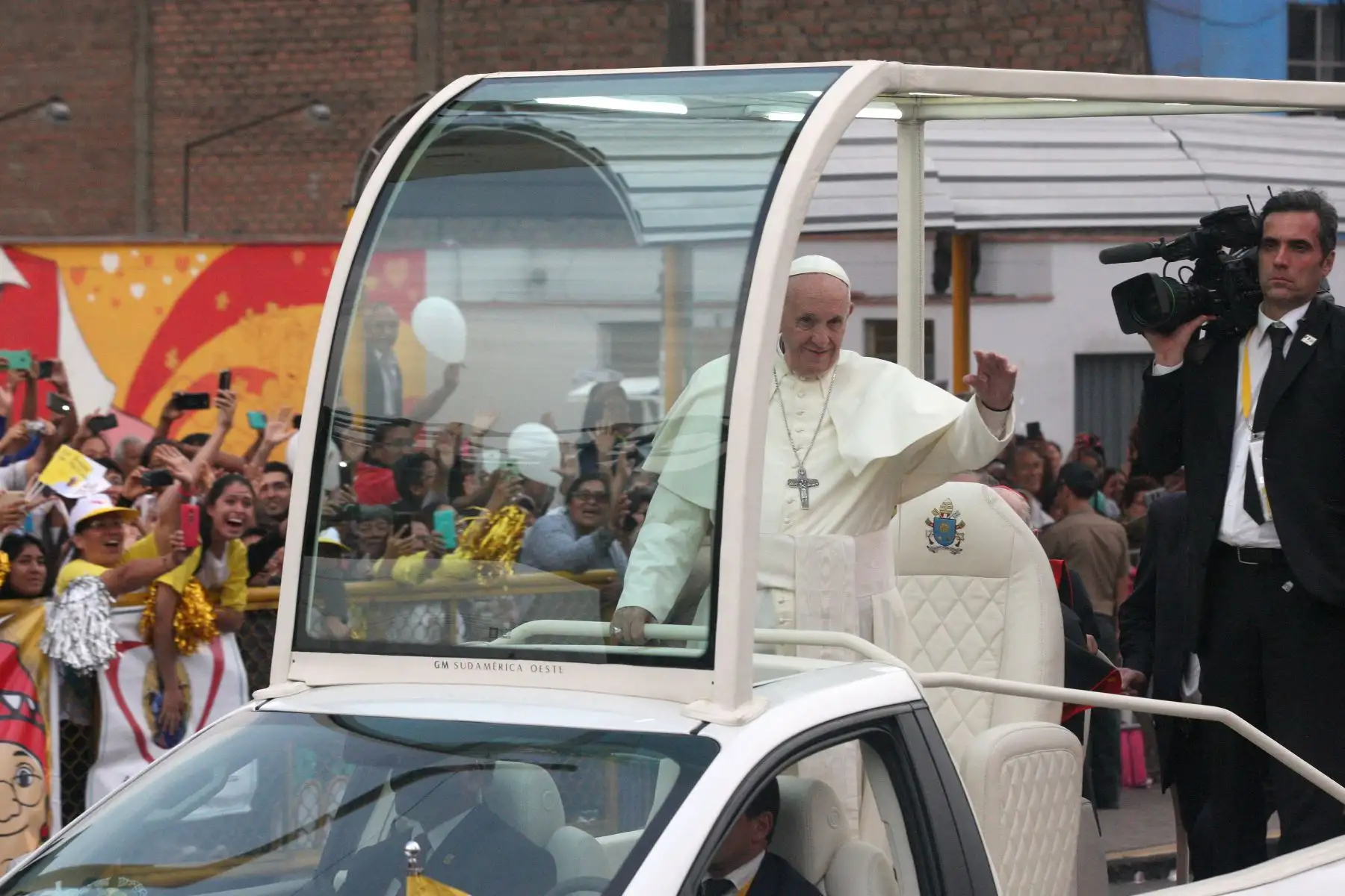 LIMA,PERÚ-ENERO 18.Papa Francisco en su recorrido por la avenida Brasil.Foto:ANDINA/Héctor Vinces.