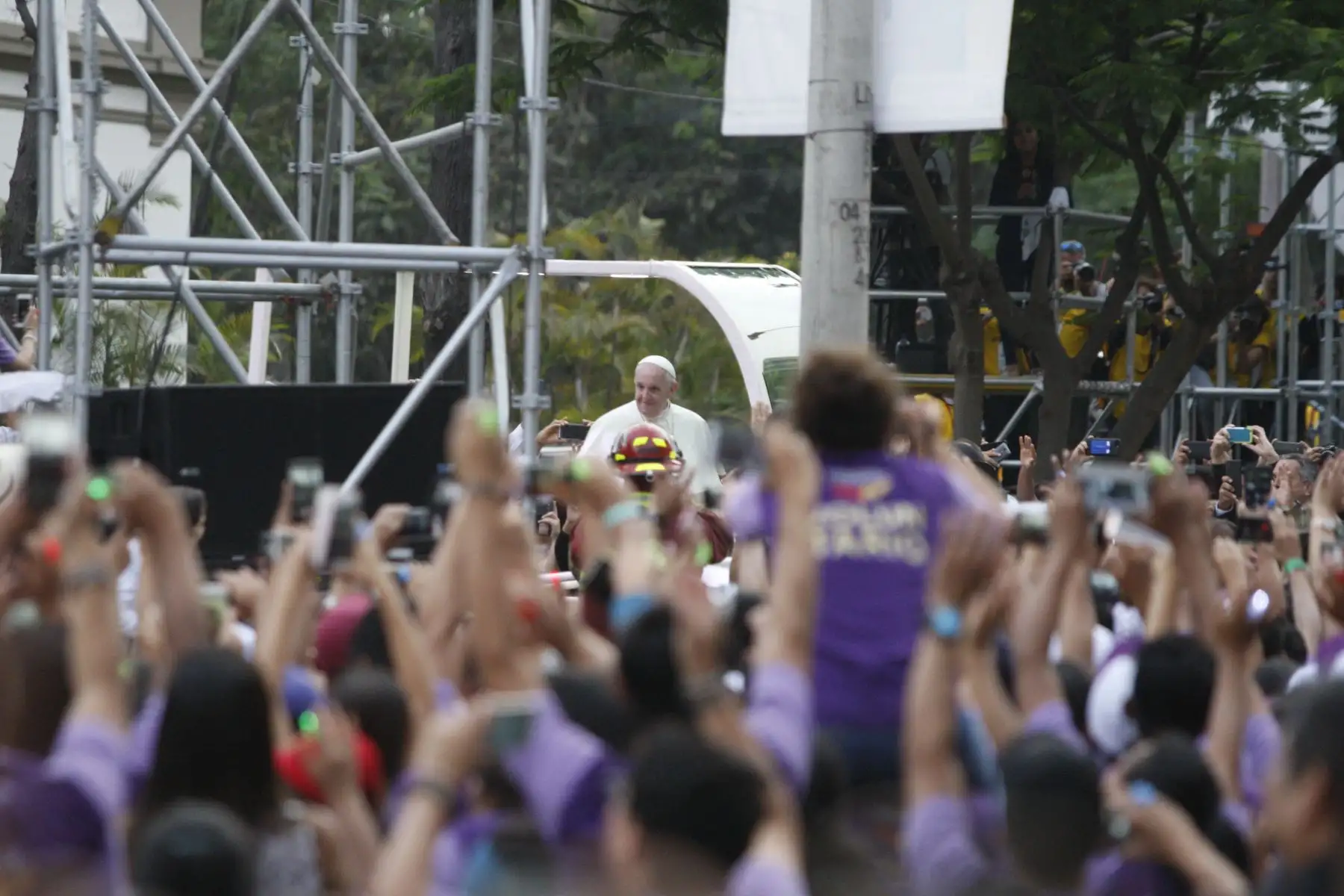 LIMA,PERÚ-ENERO 18. Papa Francisco en su recorrido llega a Av. Salaverry. Foto: ANDINA/Eddy Ramos