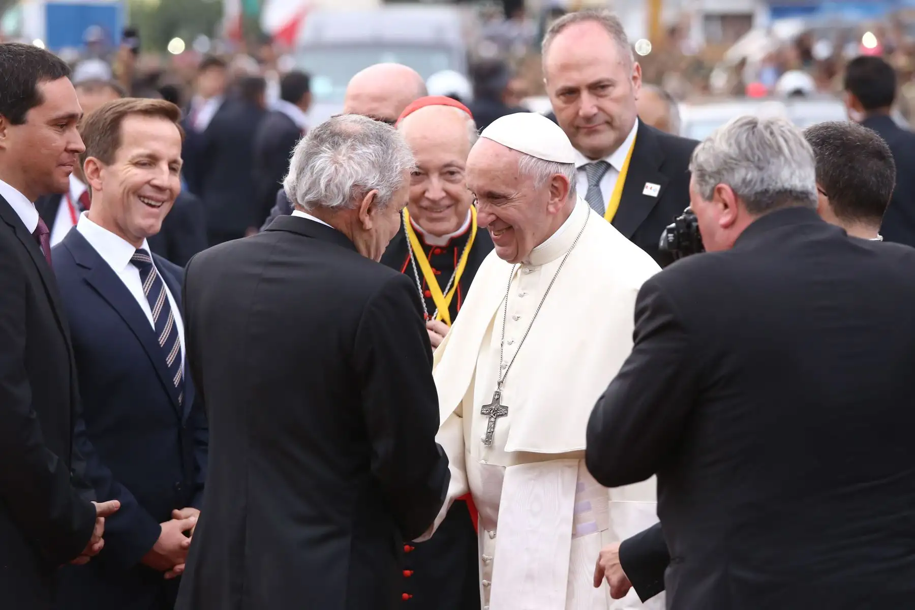 LIMA PERÚ - ENERO 18. Papa Francisco se traslada a la nunciatura y recibe el saludo de los alcaldes de Lima, Magdalena y San Miguel en cruce de Avenidas Brasil y Ejercito. Foto: ANDINA/Ruben Grandez