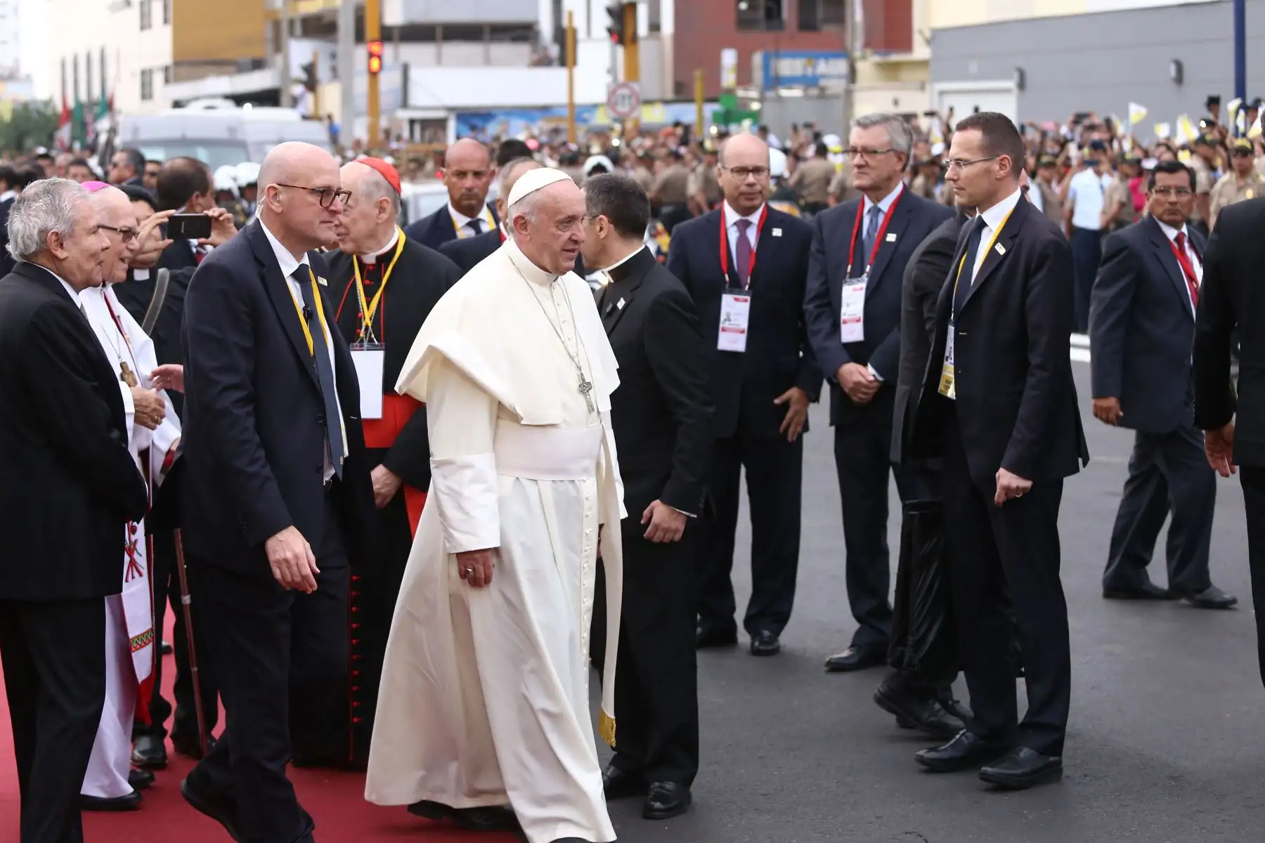 LIMA PERÚ - ENERO 18. Papa Francisco se traslada a la nunciatura y recibe el saludo de los alcaldes de Lima, Magdalena y San Miguel en cruce de Avenidas Brasil y Ejercito. Foto: ANDINA/Ruben Grandez