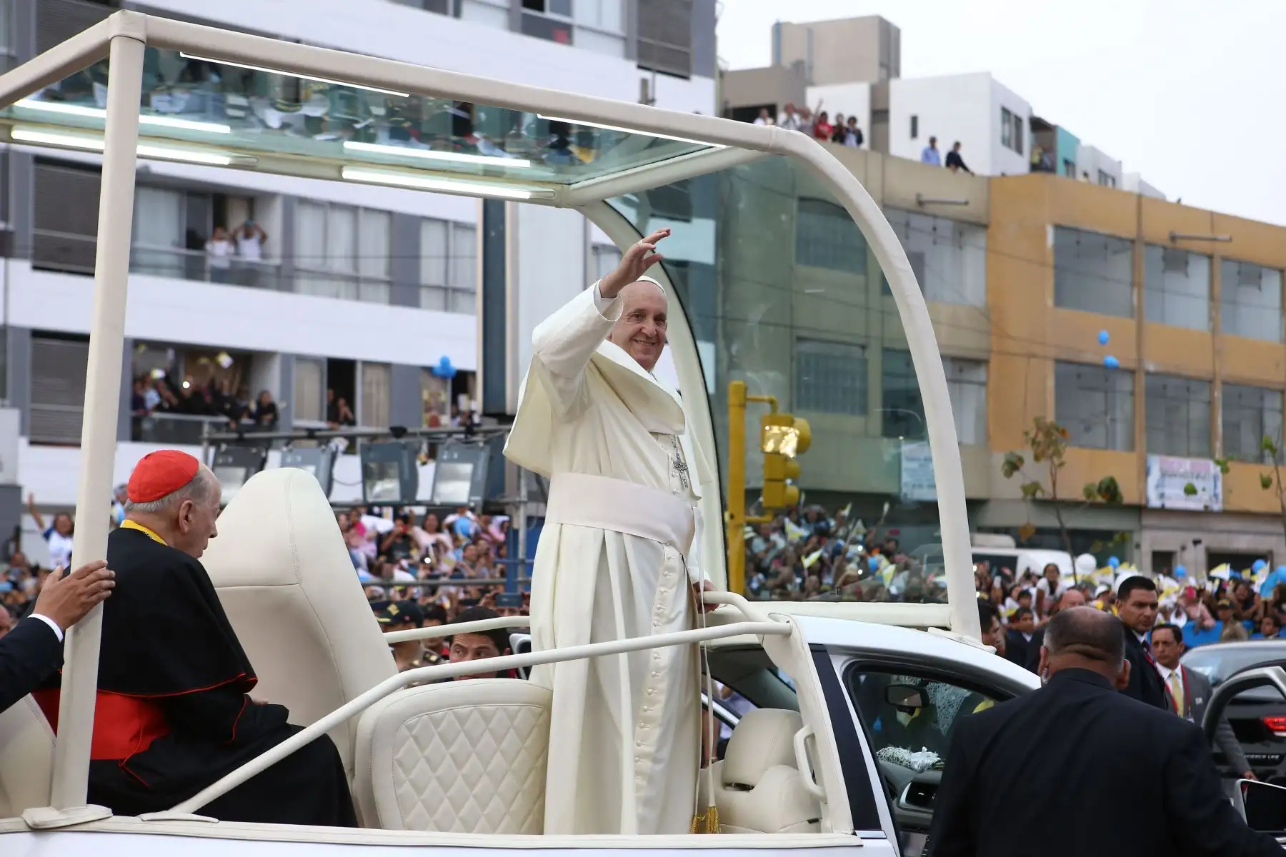 LIMA PERÚ - ENERO 18. Papa Francisco se traslada a la nunciatura y recibe el saludo de los alcaldes de Lima, Magdalena y San Miguel en cruce de Avenidas Brasil y Ejercito. Foto: ANDINA/Ruben Grandez