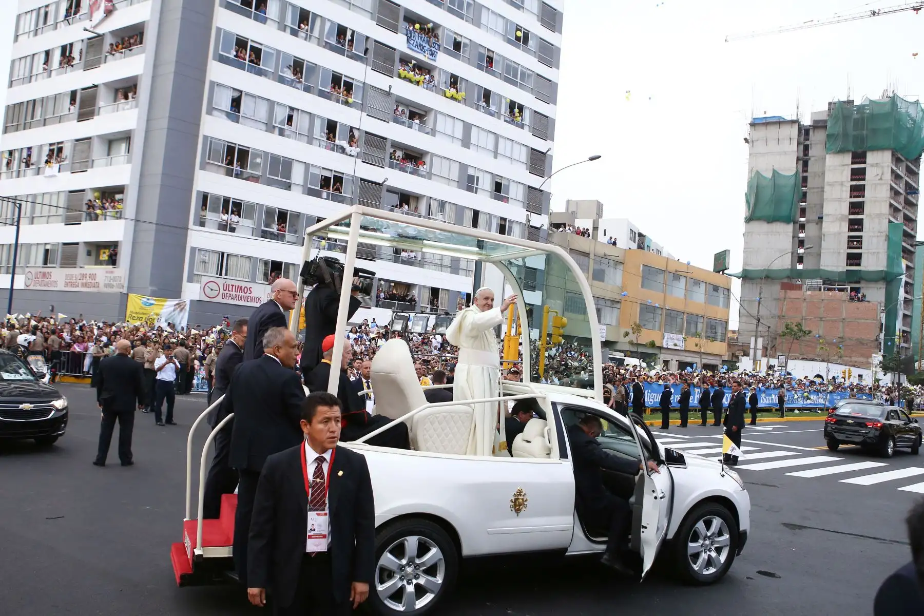 LIMA PERÚ - ENERO 18. Papa Francisco se traslada a la nunciatura y recibe el saludo de los alcaldes de Lima, Magdalena y San Miguel en cruce de Avenidas Brasil y Ejercito. Foto: ANDINA/Ruben Grandez