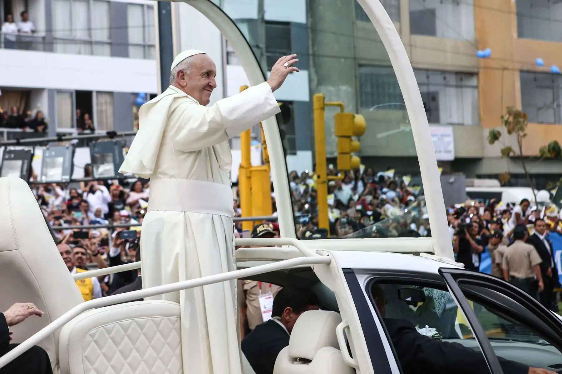 LIMA PERÚ - ENERO 18. Papa Francisco se traslada a la nunciatura y recibe el saludo de los alcaldes de Lima, Magdalena y San Miguel en cruce de Avenidas Brasil y Ejercito. Foto: ANDINA/Ruben Grandez