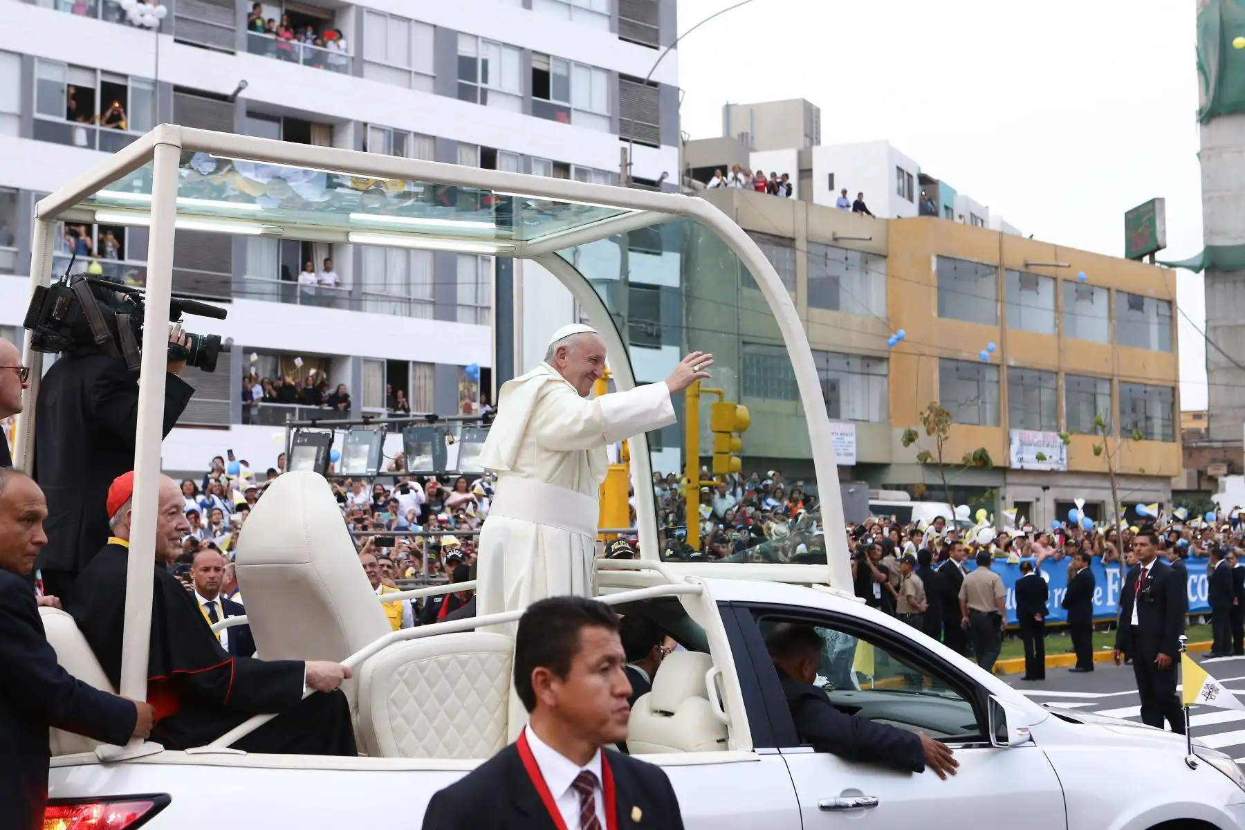 LIMA PERÚ - ENERO 18. Papa Francisco se traslada a la nunciatura y recibe el saludo de los alcaldes de Lima, Magdalena y San Miguel en cruce de Avenidas Brasil y Ejercito. Foto: ANDINA/Ruben Grandez