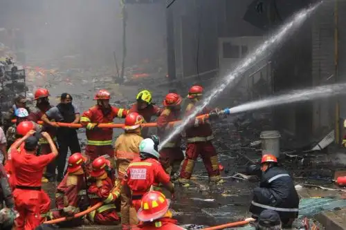 Un total de 12 edificios comerciales fueron afectados por el incendio que se produjo en la urbanización Palermo, inmediaciones del mercado del mismo nombre, ubicado en la ciudad de Trujillo, región La Libertad.