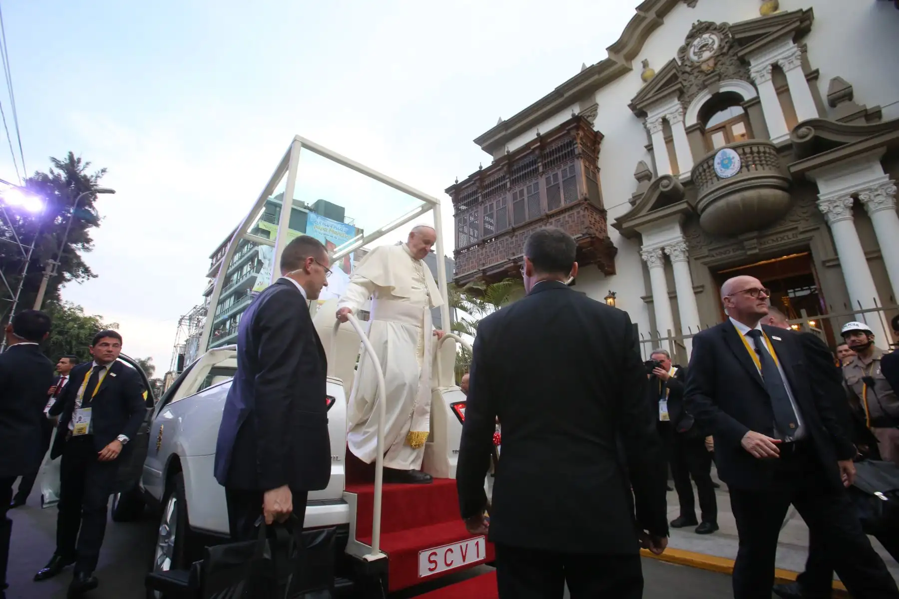 LIMA PERÚ – ENERO 18. Papa Francisco saluda a los fieles peruanos a su llegada a la Nunciatura Apostólica. Foto:ANDINA/Cesar Garcia