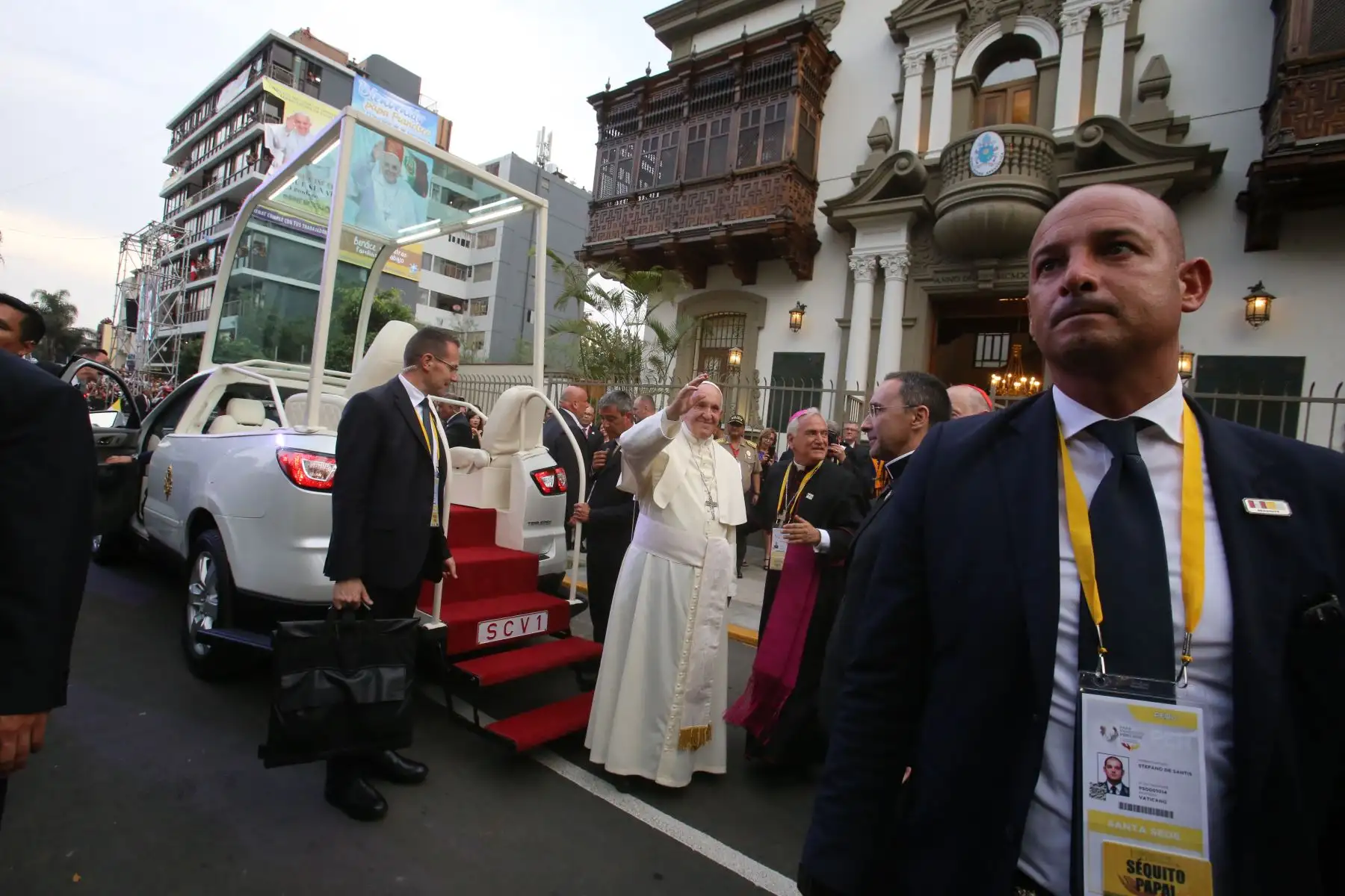 LIMA PERÚ – ENERO 18. Papa Francisco saluda a los fieles peruanos a su llegada a la Nunciatura Apostólica. Foto:ANDINA/Cesar Garcia