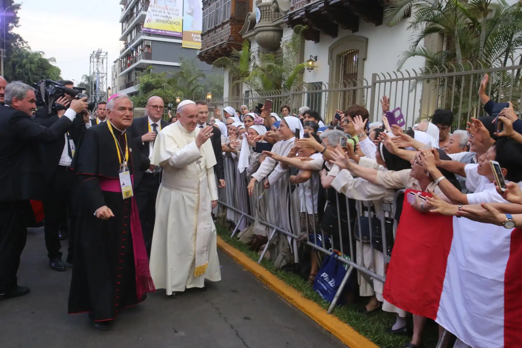 LIMA PERÚ – ENERO 18. Papa Francisco saluda a los fieles peruanos a su llegada a la Nunciatura Apostólica. Foto:ANDINA/Cesar Garcia