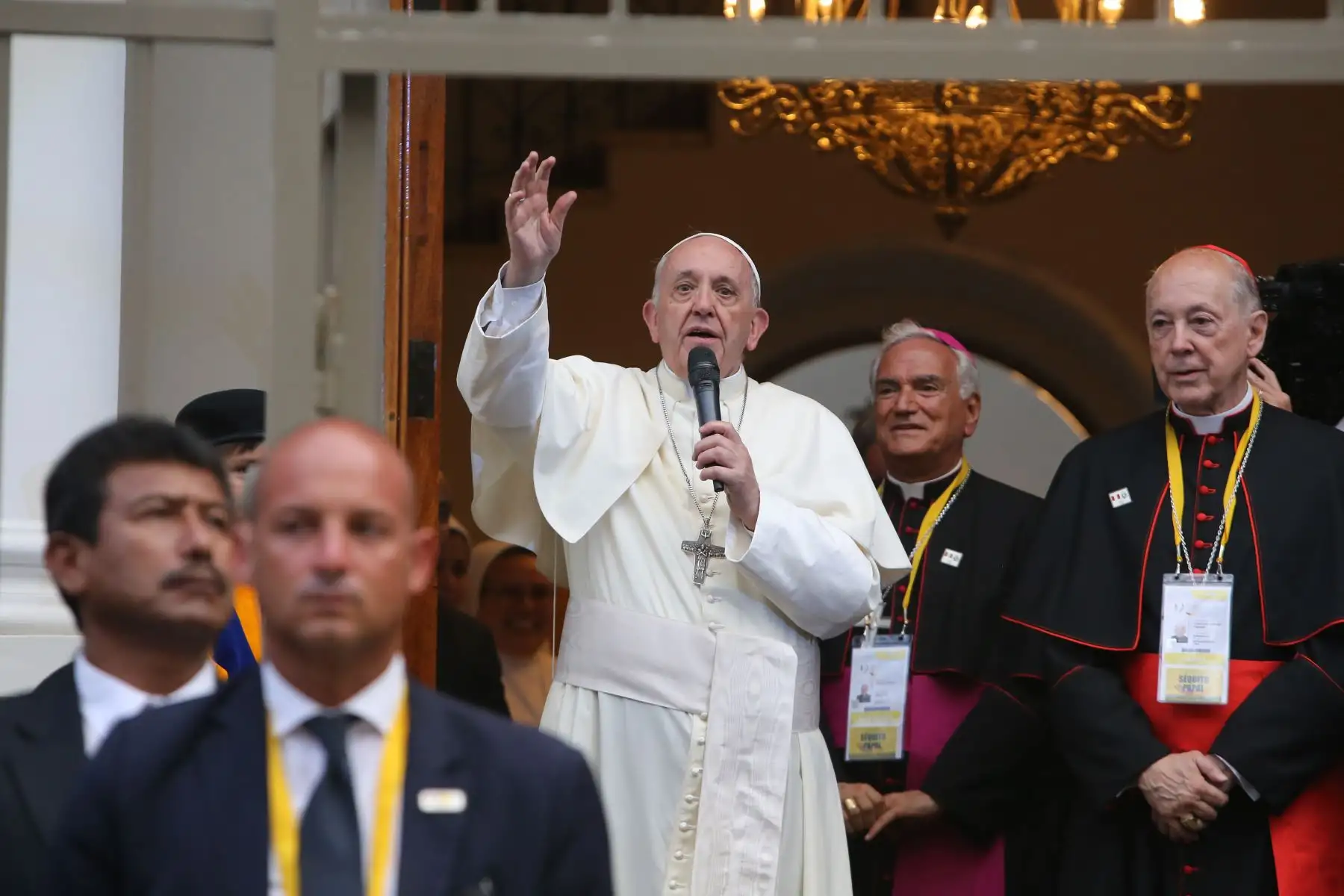 LIMA PERÚ – ENERO 18. Papa Francisco saluda a los fieles peruanos a su llegada a la Nunciatura Apostólica. Foto:ANDINA/Cesar Garcia