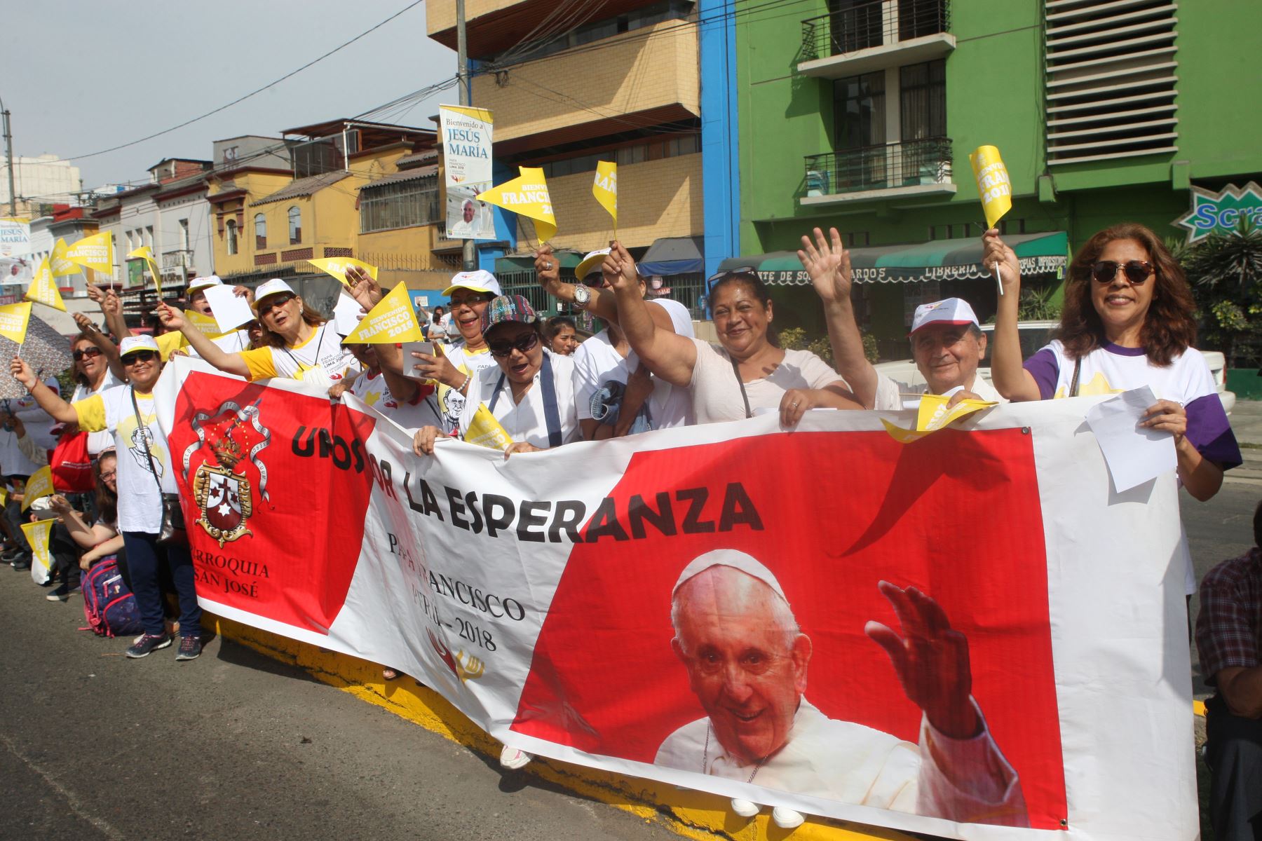 Fieles esperaron por muchas horas para ver el paso del Papa Francisco. Foto: ANDINA/Héctor Vinces