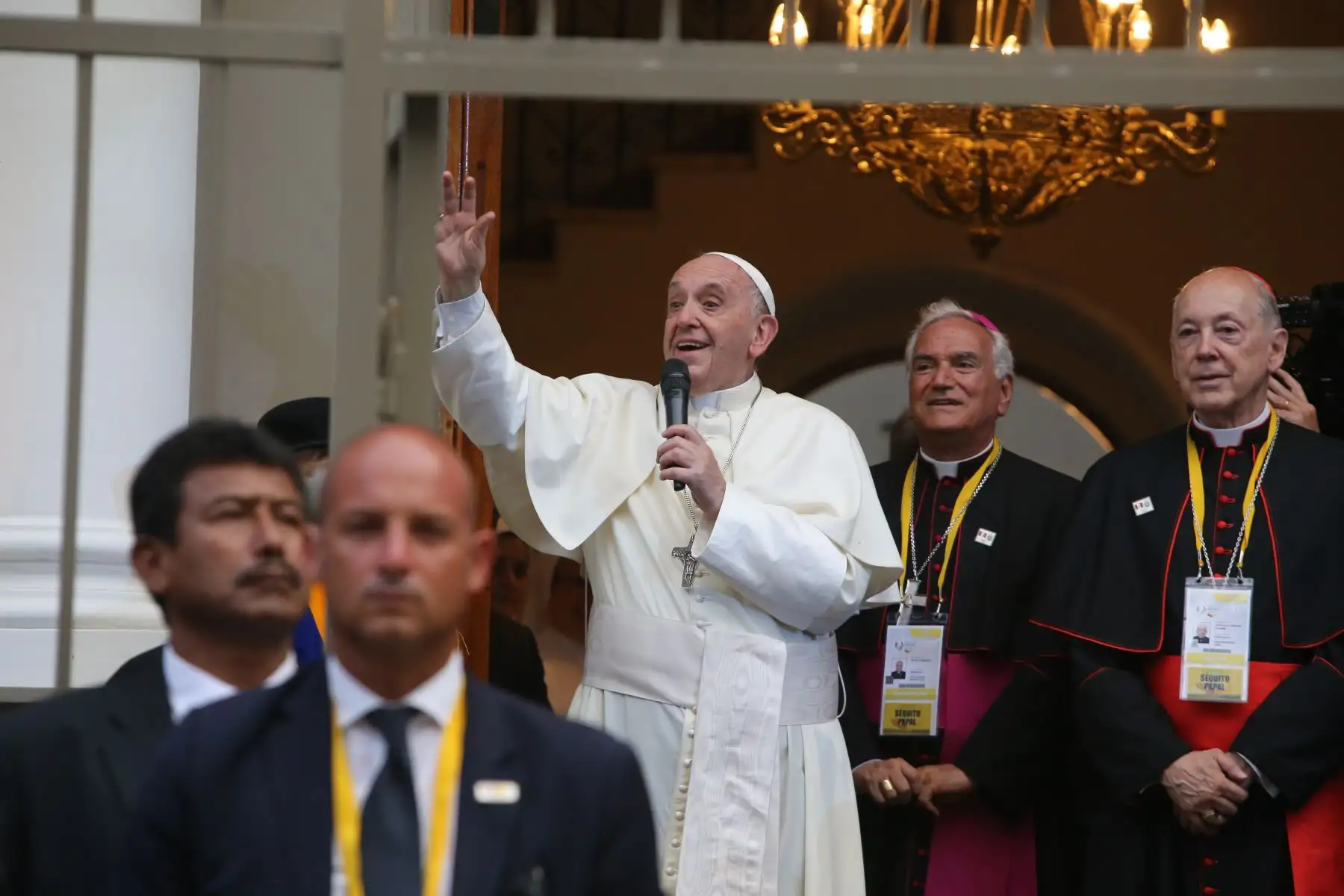 LIMA PERÚ – ENERO 18. Papa Francisco saluda a los fieles peruanos a su llegada a la Nunciatura Apostólica. Foto:ANDINA/Cesar Garcia