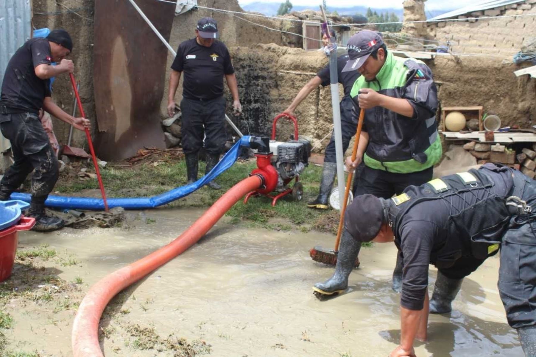 Agentes de Serenazgo de Chilca, provistos de motobombas y herramientas como picos y lampas, acudieron a los sectores afectados por las inundaciones para auxiliar a las familias.