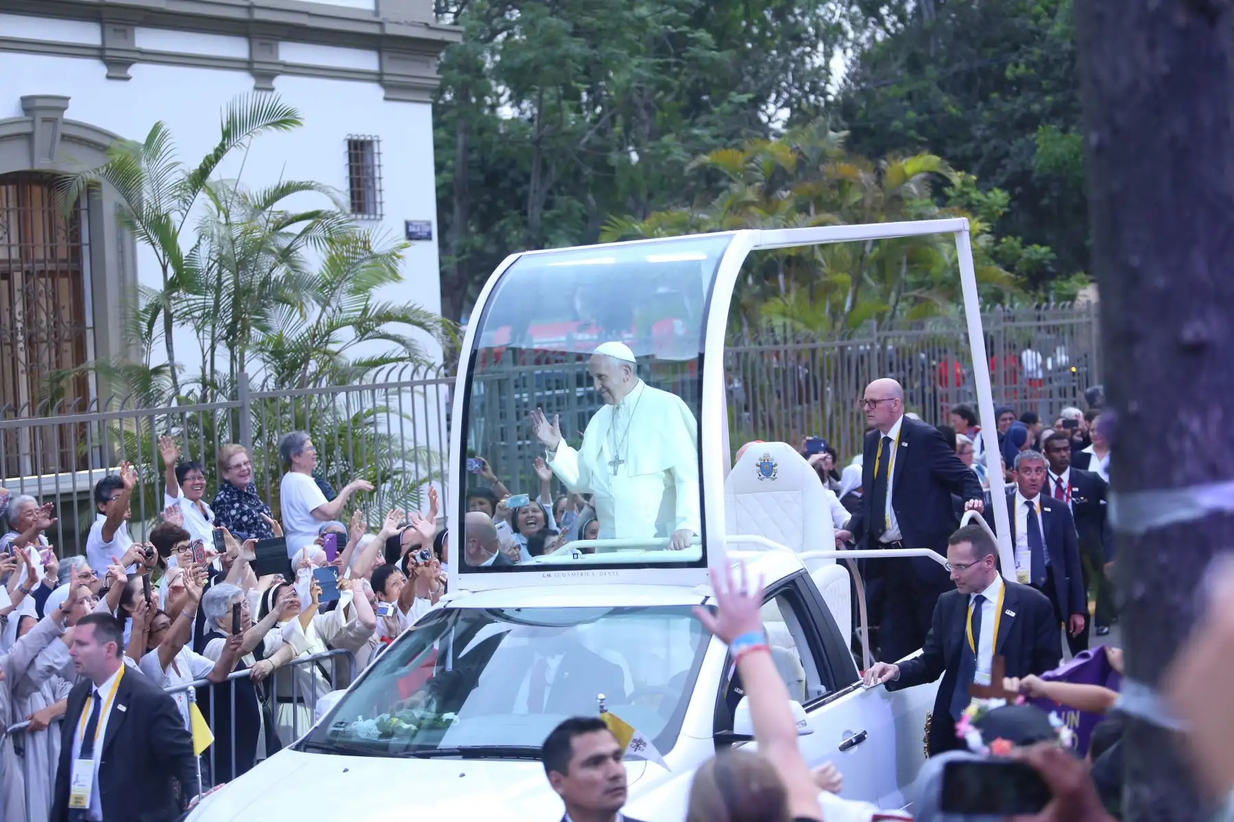 LIMA PERÚ – ENERO 18. Papa Francisco saluda a los fieles peruanos a su llegada a la Nunciatura Apostólica. Foto:ANDINA/Claudia Alva