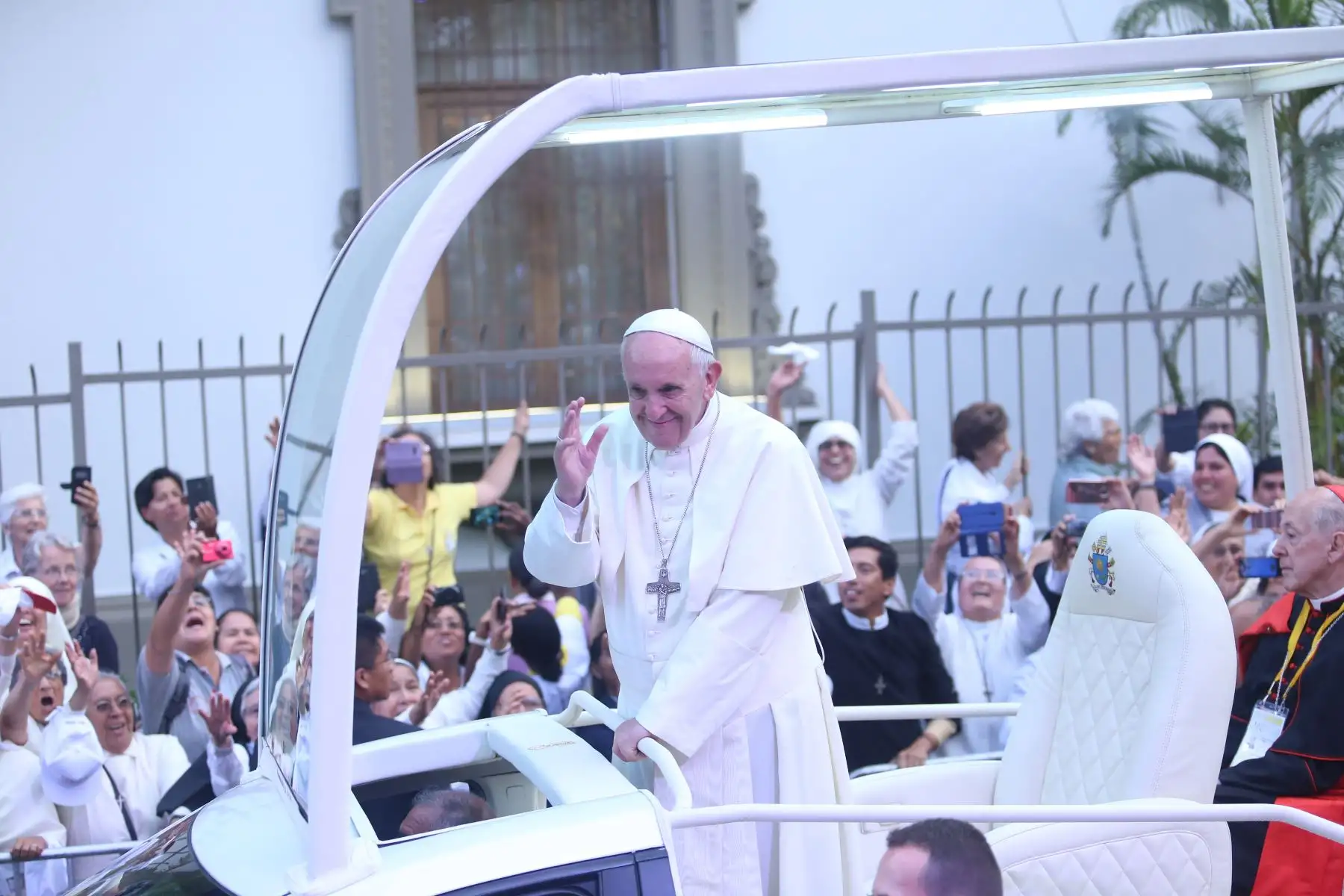 LIMA PERÚ – ENERO 18. Papa Francisco saluda a los fieles peruanos a su llegada a la Nunciatura Apostólica. Foto:ANDINA/Claudia Alva