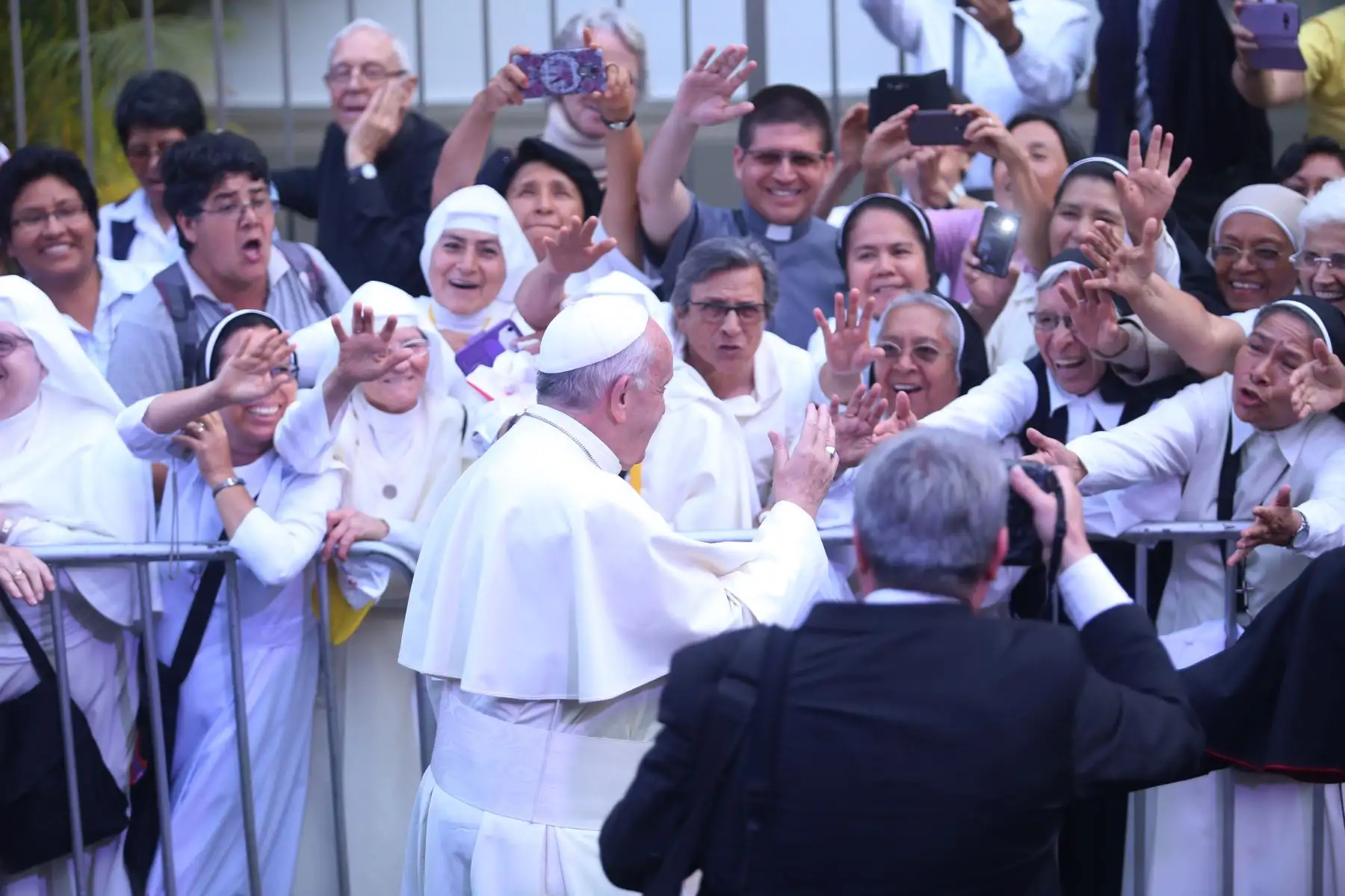 LIMA PERÚ – ENERO 18. Papa Francisco saluda a los fieles peruanos a su llegada a la Nunciatura Apostólica. Foto:ANDINA/Claudia Alva