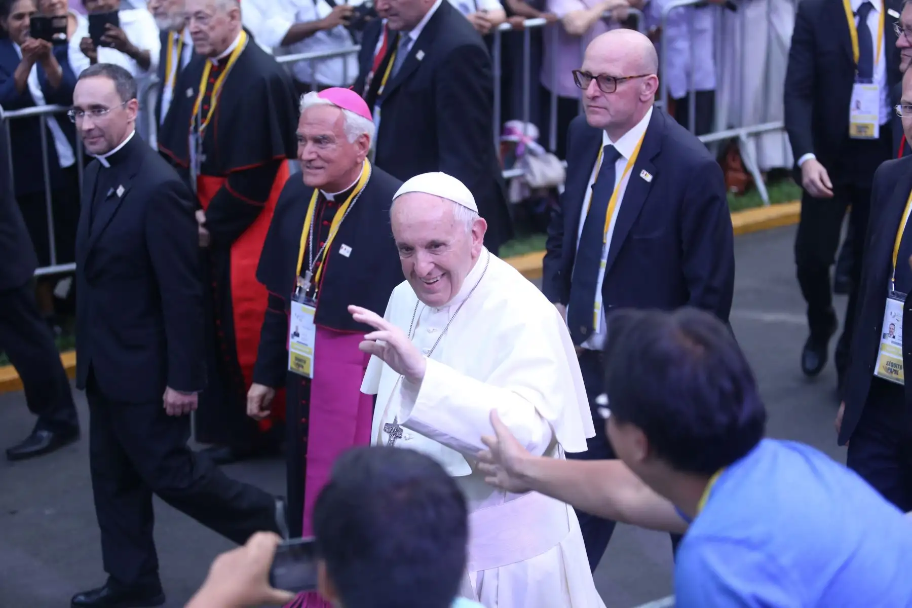 LIMA PERÚ – ENERO 18. Papa Francisco saluda a los fieles peruanos a su llegada a la Nunciatura Apostólica. Foto:ANDINA/Claudia Alva
