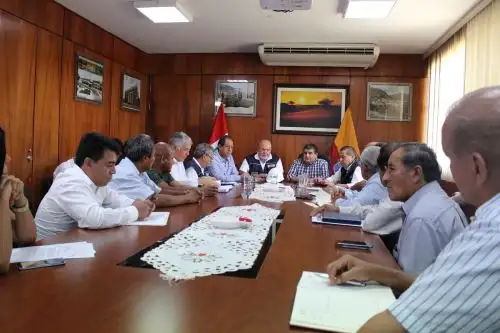 Reunión del ministro de Vivienda, Construcción y Saneamiento, Carlos Bruce (al centro) en reunión con autoridades de Piura y Lambayeque. Foto: Cortesía.