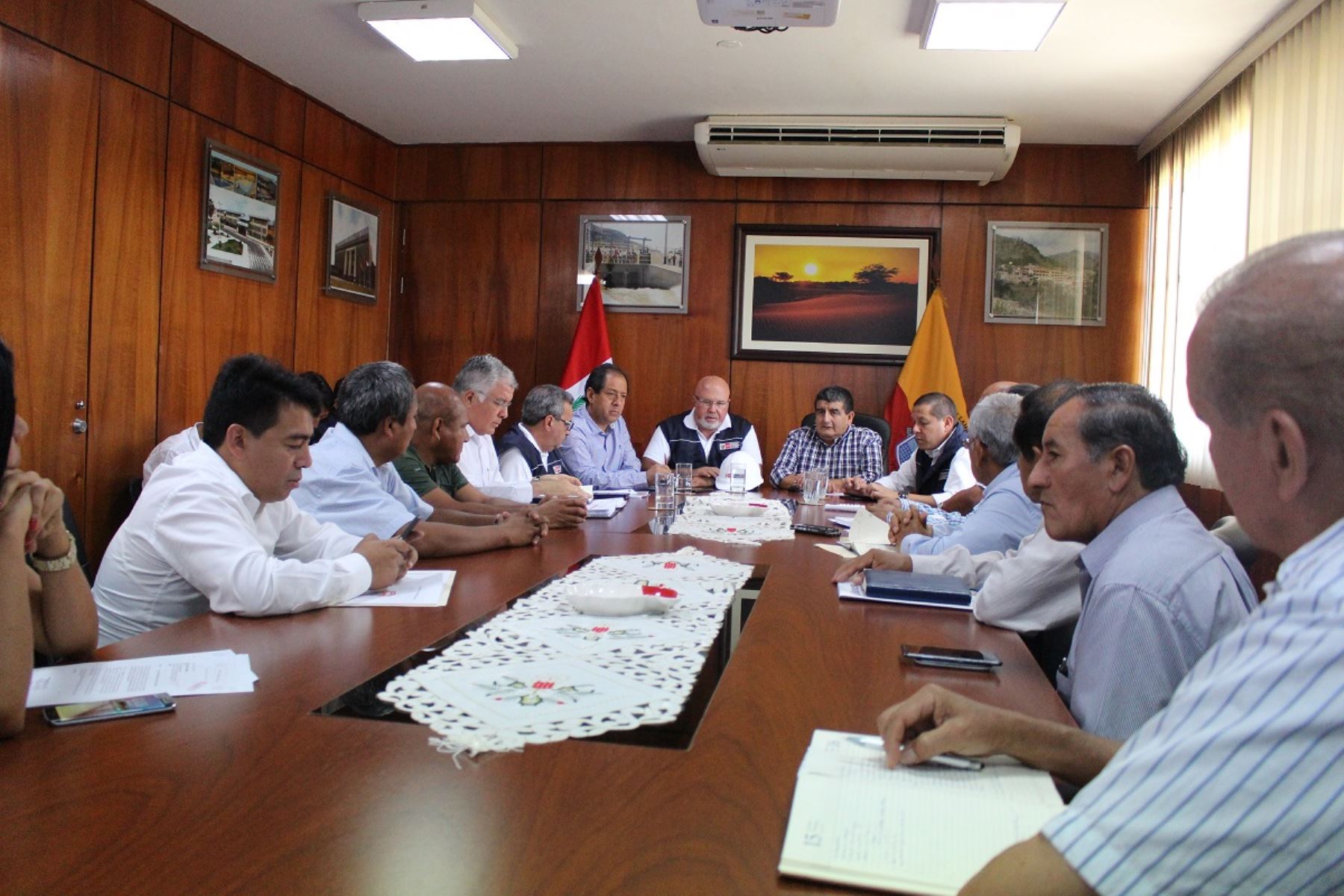 Reunión del ministro de Vivienda, Construcción y Saneamiento, Carlos Bruce (al centro) en reunión con autoridades de Piura y Lambayeque. Foto: Cortesía.