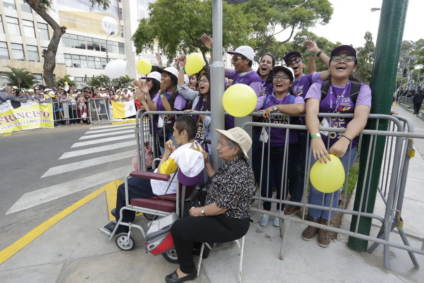LIMA PERÚ – ENERO 18. Fieles esperan al Papa Francisco en Nunciatura Apostólica. Foto:ANDINA/Federico Romero