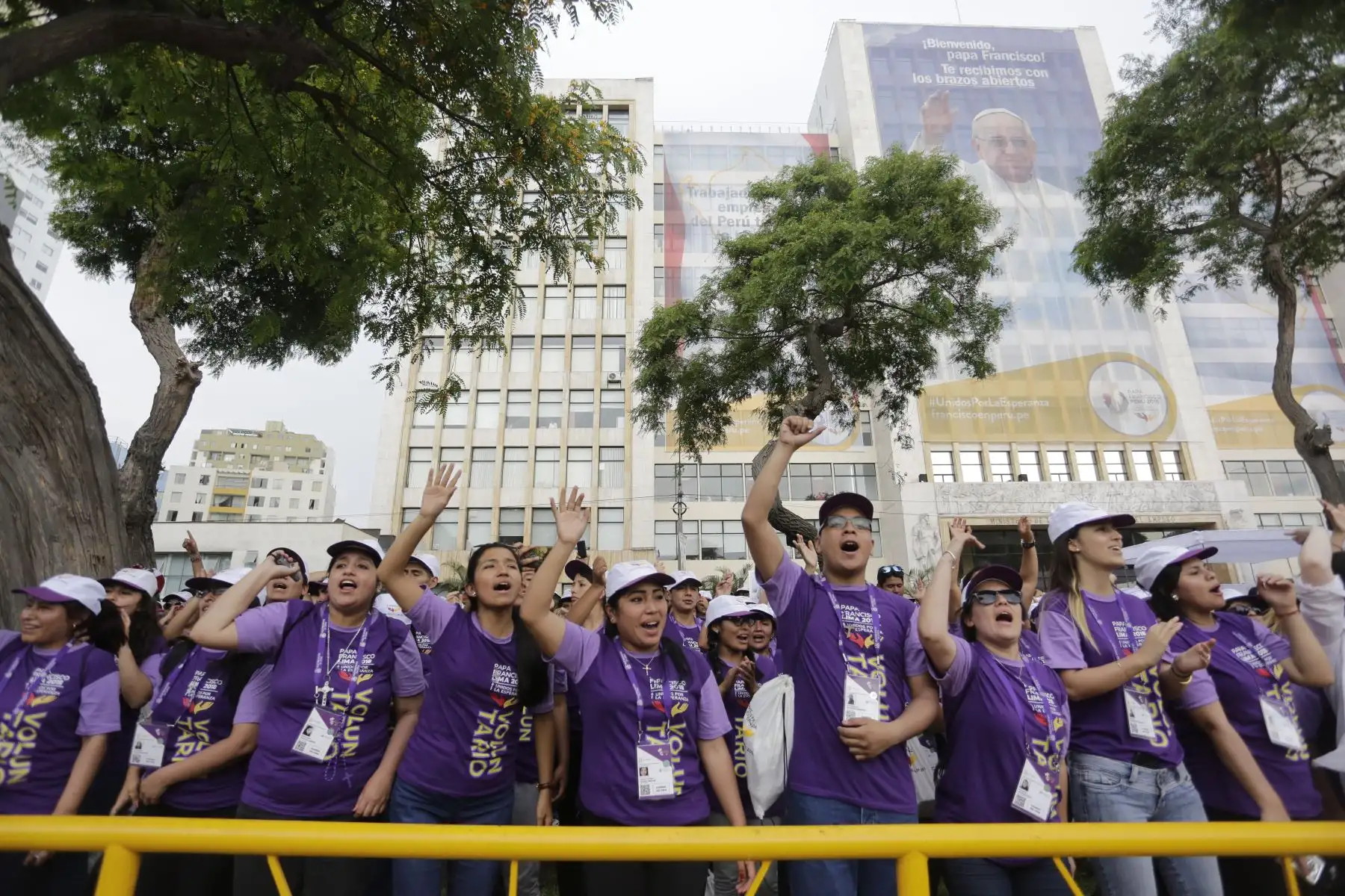 LIMA PERÚ – ENERO 18. Fieles esperan al Papa Francisco en Nunciatura Apostólica. Foto:ANDINA/Federico Romero