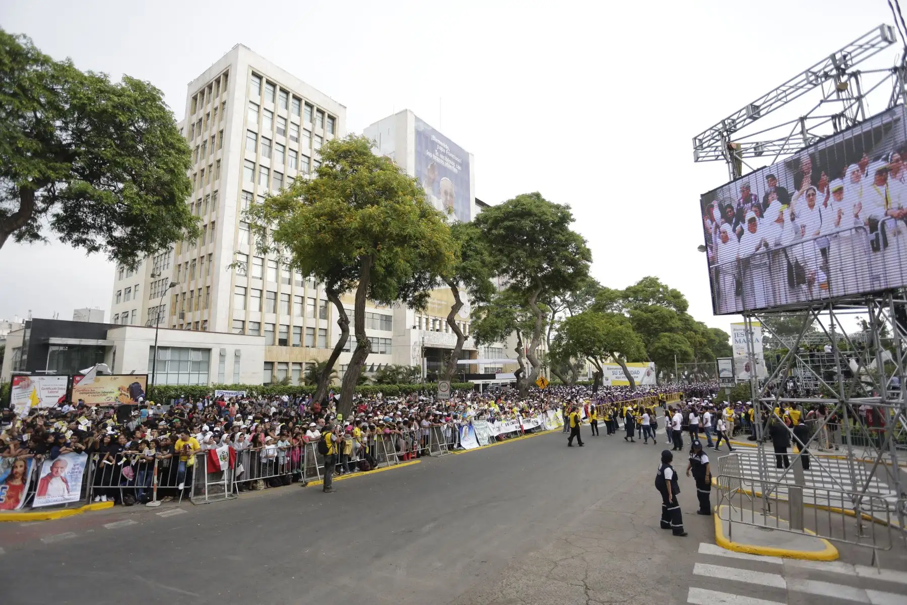 LIMA PERÚ – ENERO 18. Fieles esperan al Papa Francisco en Nunciatura Apostólica. Foto:ANDINA/Federico Romero