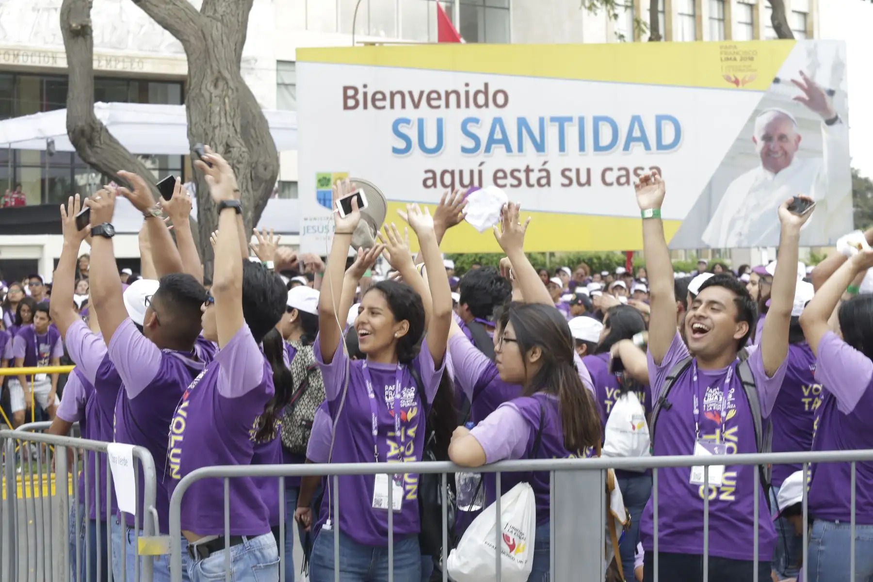 LIMA PERÚ – ENERO 18. Fieles esperan al Papa Francisco en Nunciatura Apostólica. Foto:ANDINA/Federico Romero