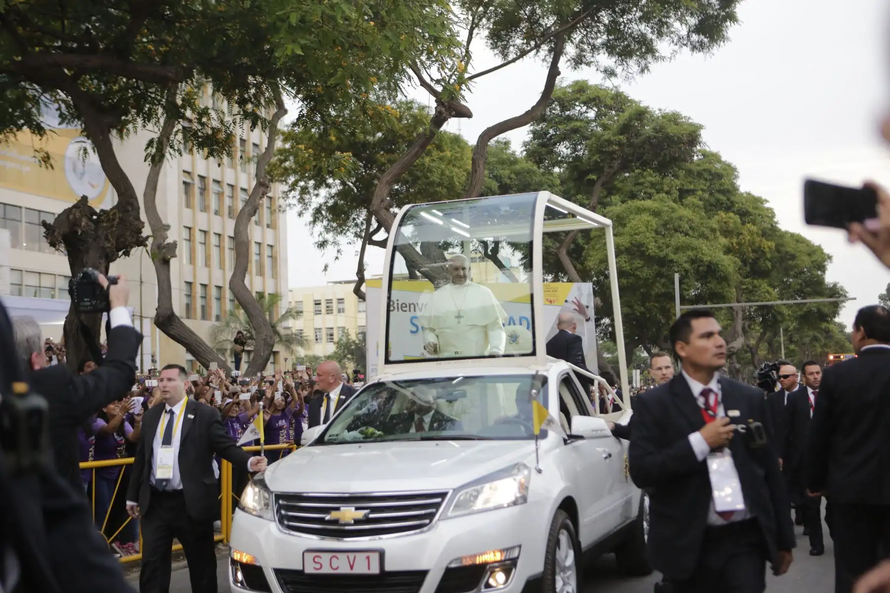 LIMA PERÚ – ENERO 18. Papa Francisco saluda a los fieles peruanos a su llegada a la Nunciatura Apostólica. Foto:ANDINA/Federico Romero
