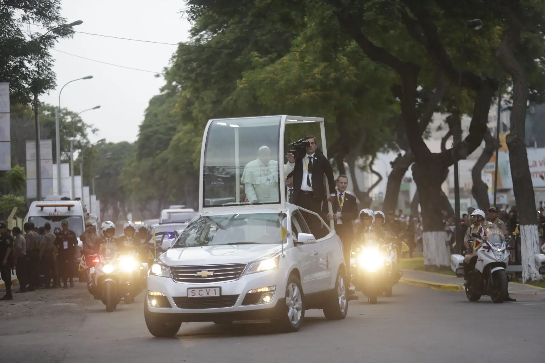 LIMA PERÚ – ENERO 18. Papa Francisco saluda a los fieles peruanos a su llegada a la Nunciatura Apostólica. Foto:ANDINA/Federico Romero