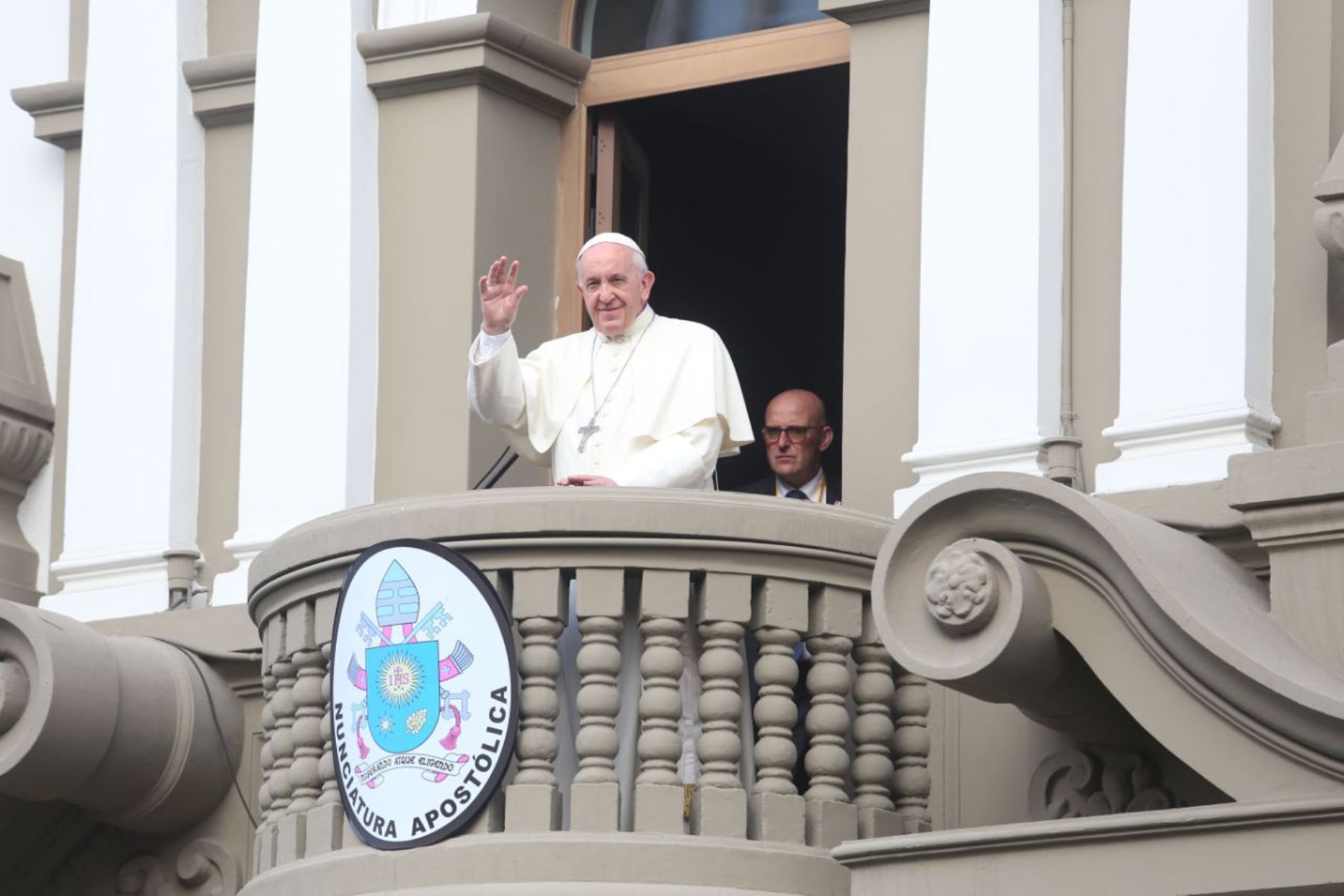 19/01/2018   Papa Francisco se dirige al pueblo desde balcón de la Nunciatura Apostólica. Foto: ANDINA/Claudia Alva.
