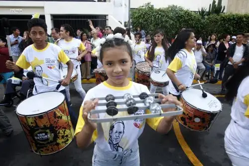 Feligreses esperan la salida del papa Francisco en la Nunciatura. Foto: Karina Garay. ANDINA/Eddy Ramos