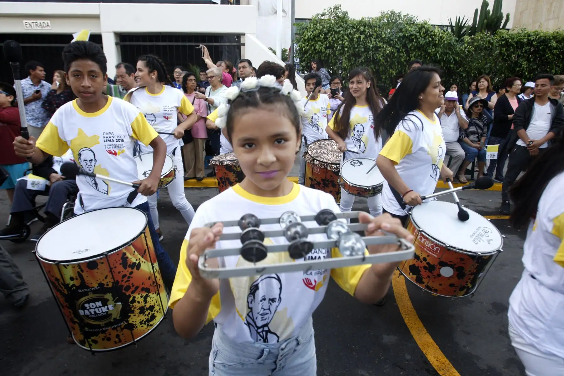 Feligreses esperan la salida del papa Francisco en la Nunciatura. Foto: Karina Garay. ANDINA/Eddy Ramos