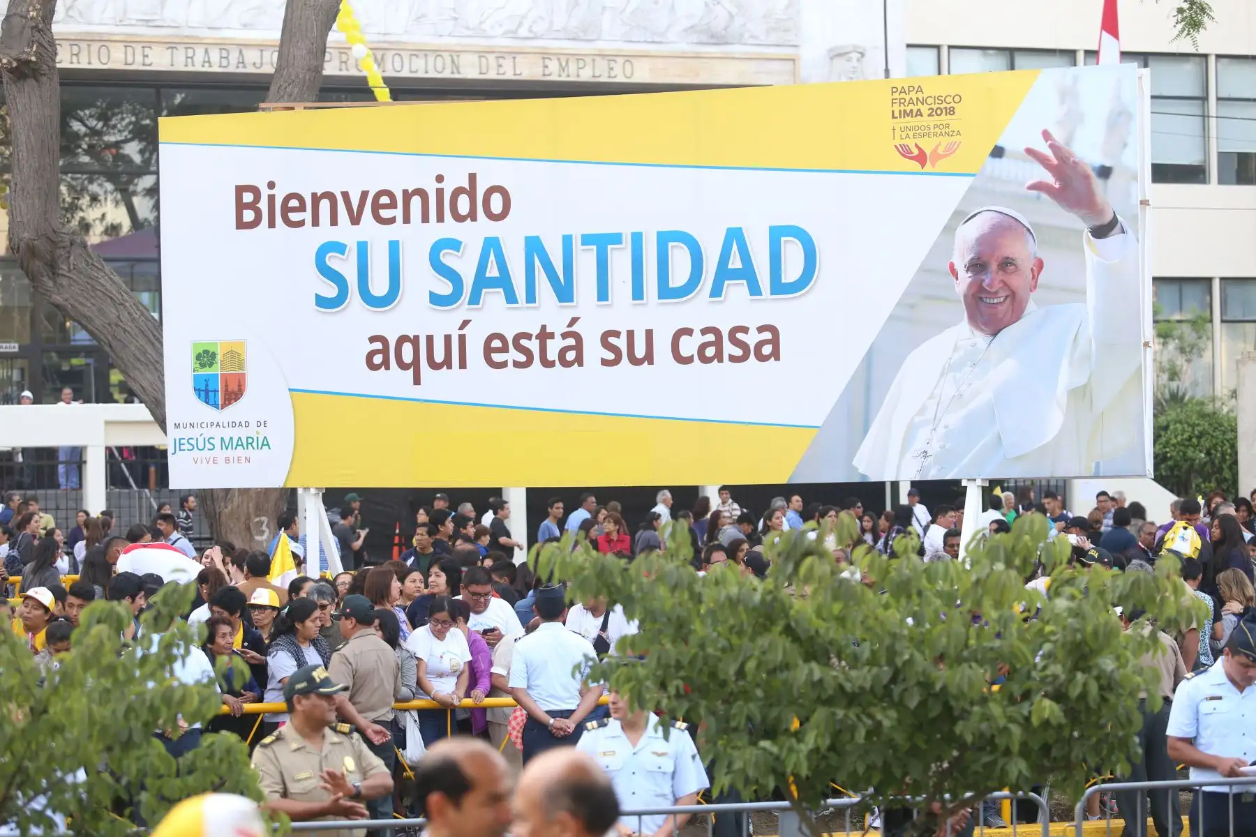 LIMA PERÚ - ENERO 19. Papa Francisco se dirige a los peruanos desde balcón de la Nunciatura Apostólica. Foto: ANDINA/Claudia Alva