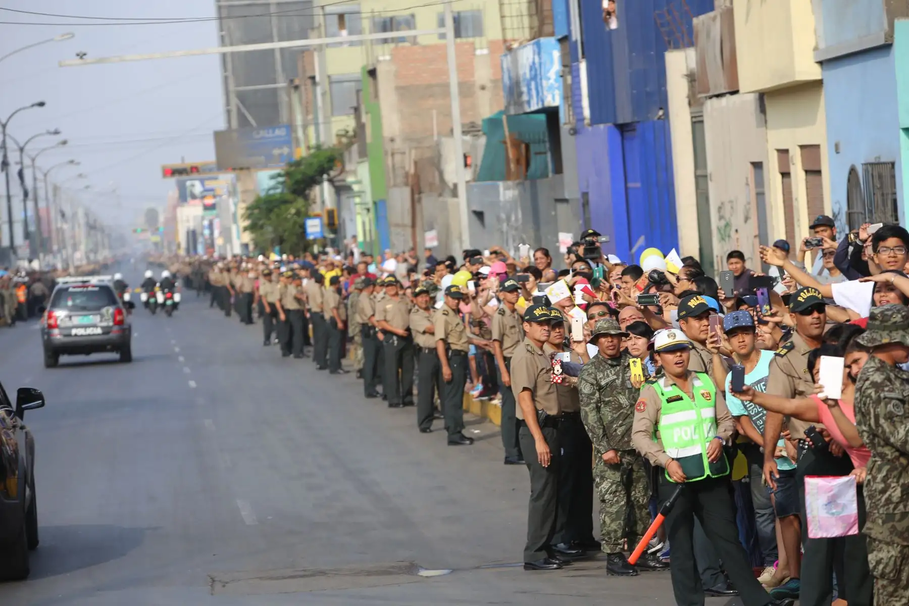 LIMA PERÚ - ENERO 19. Papa Francisco sale desde  la Nunciatura Apostólica rumbo a Grupo Nº8. Foto: ANDINA/Cesar Garcia