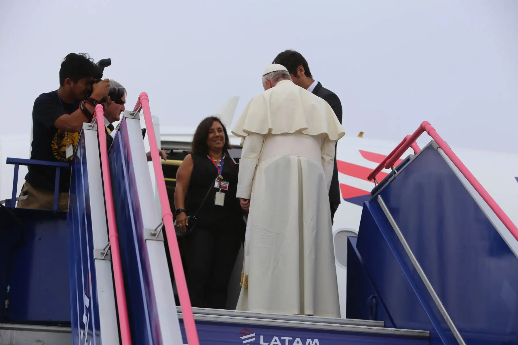 LIMA PERÚ - ENERO 19. Papa Francisco sale desde  la Nunciatura Apostólica rumbo a Grupo Nº8. Foto: ANDINA/Cesar Garcia