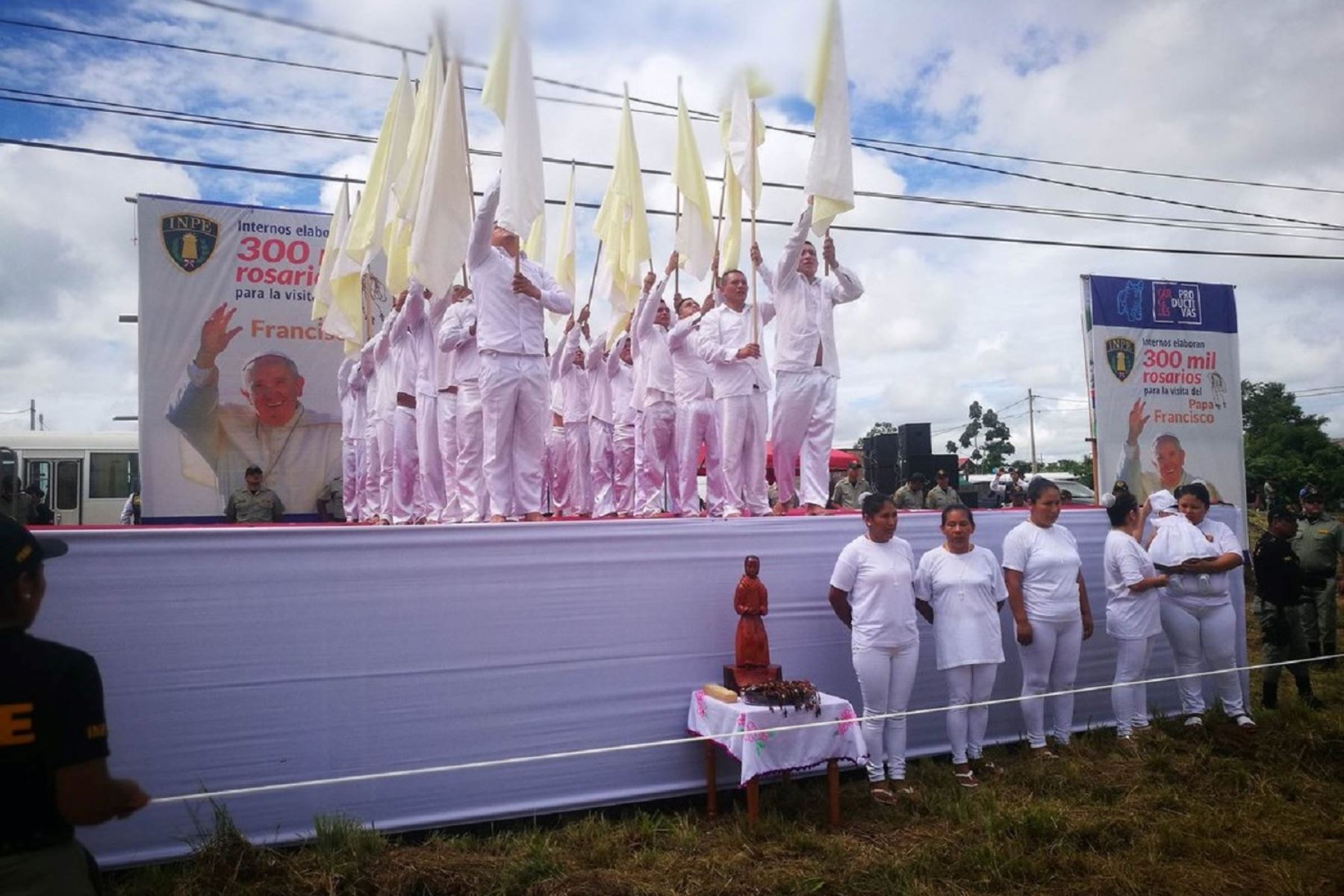 Internos del penal de Puerto Maldonado saludan llegada del Papa Francisco. ANDINA