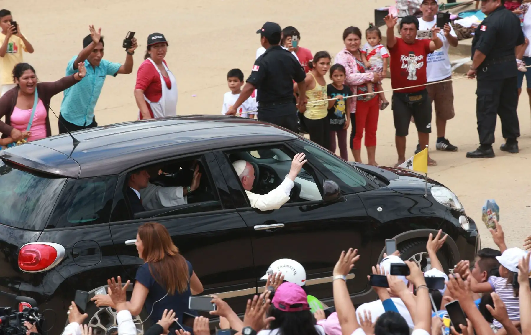 PUERTO MALDONADO PERÚ - ENERO-19. Papa Francisco llega a coliseo para reunión  con pueblos nativos. Foto: ANDINA/Jhony Laurente