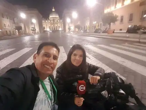 TV Perú tuvo un equipo especial desde Roma a cargo de Fátima Saldonid y Miguel Angel Huamán.