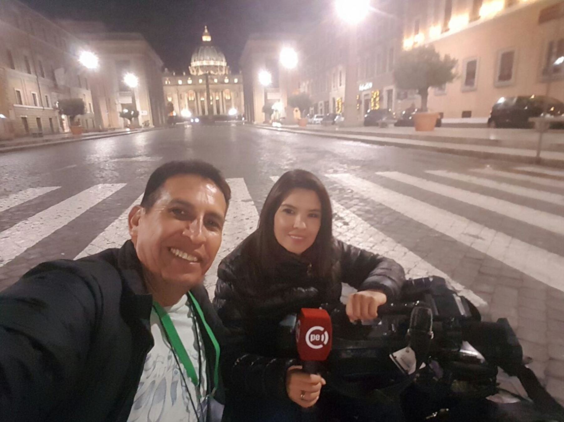 TV Perú tuvo un equipo especial desde Roma a cargo de Fátima Saldonid y Miguel Angel Huamán.