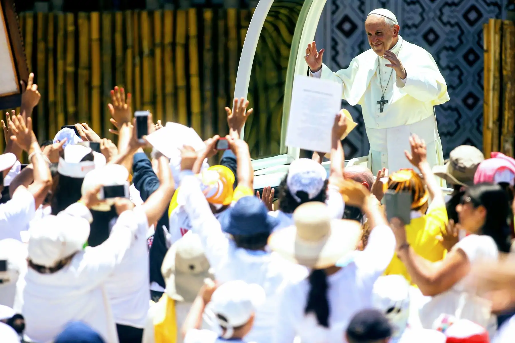 19/01/2018   PUERTO MALDONADO PERÚ - ENERO19. Papa Francisco se encuentra con fieles en la explanada del instituto Jorge Basadre, de Puerto Maldonado. Foto: ANDINA/Luis Iparraguirre.