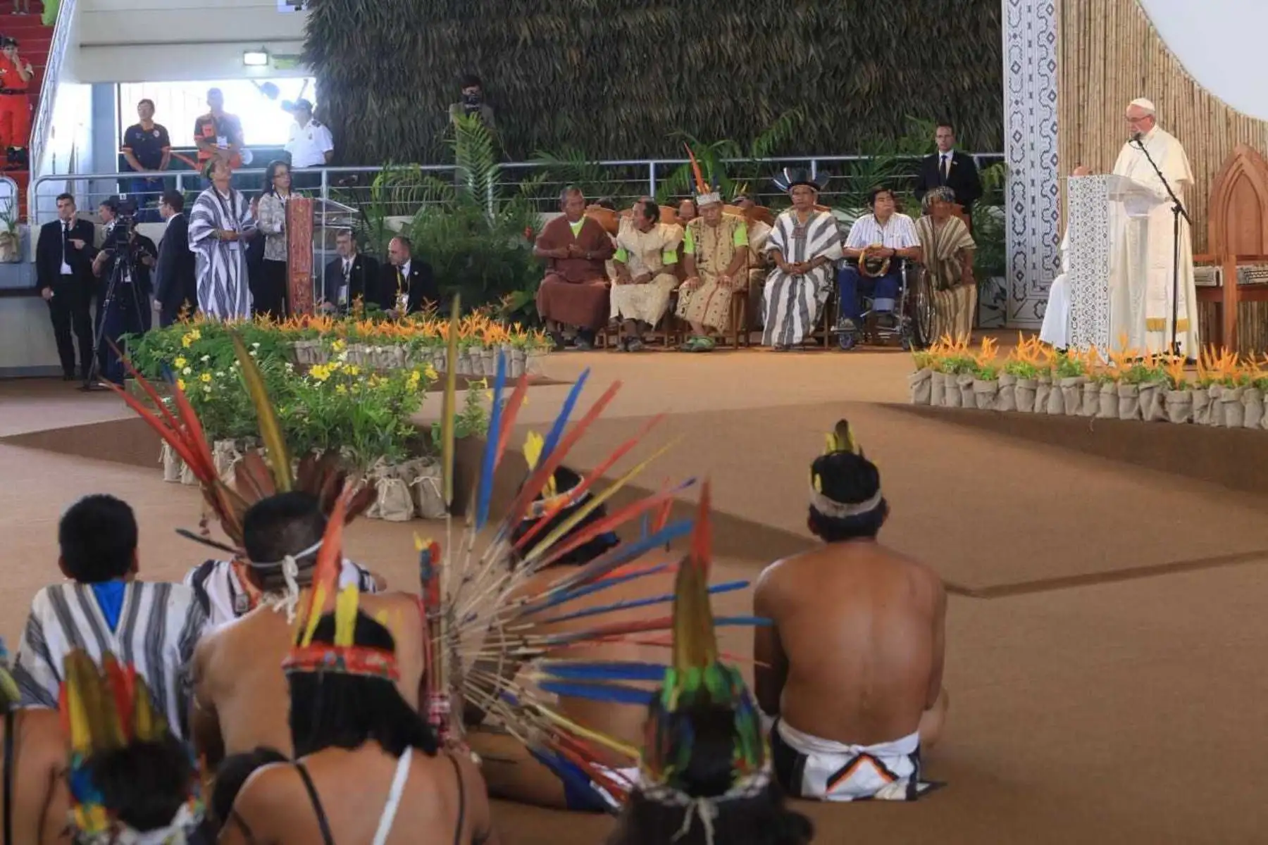 Papa Francisco se reúne con pueblos indígenas amazónicos en Puerto Maldonado.